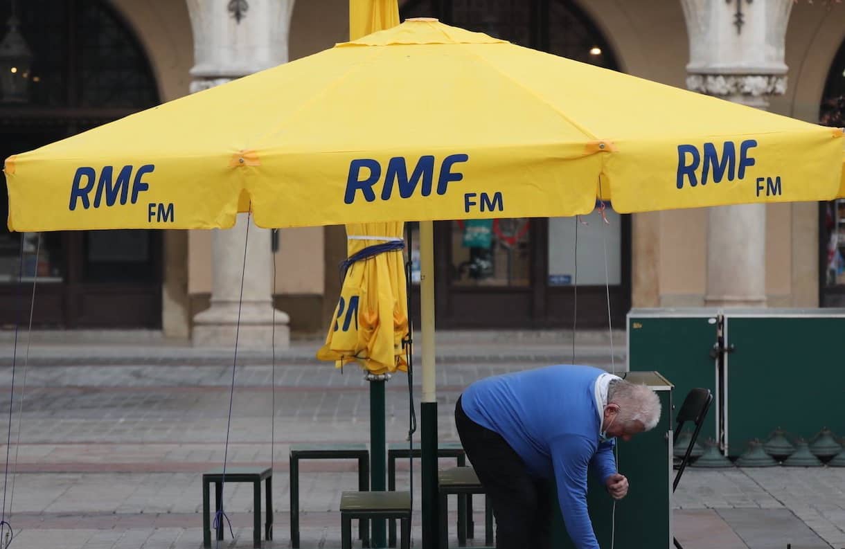 Parasol z nazwą stacji RMF FM pod Sukiennicami w Krakowie