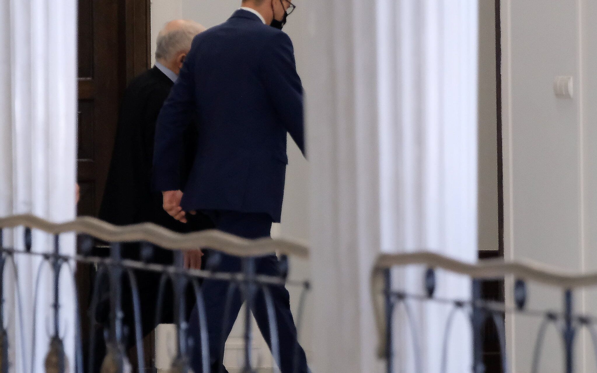 21.07.2021 Warszawa , ulica Wiejska . Sejm . 35 . posiedzenie Sejmu IX kadencji . Wicepremier ds. bezpieczenstwa , prezes PiS Jaroslaw Kaczynski i jego partyjny podwladny , premier rzadu PiS Mateusz Morawiecki na sejmowym korytarzu .
Fot. Slawomir Kaminski / Agencja Gazeta