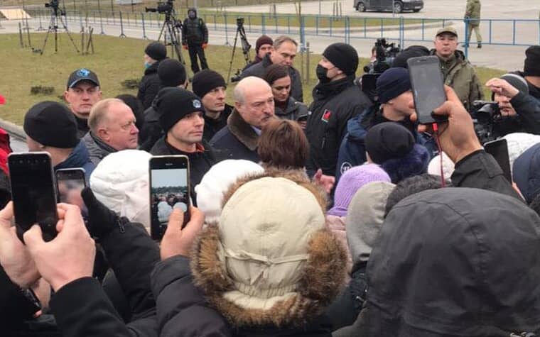 Grafika do artykułu Łukaszenka z wizytą w obozie dla migrantów. "Zrobił z nas laleczki do pokazywania mediom"