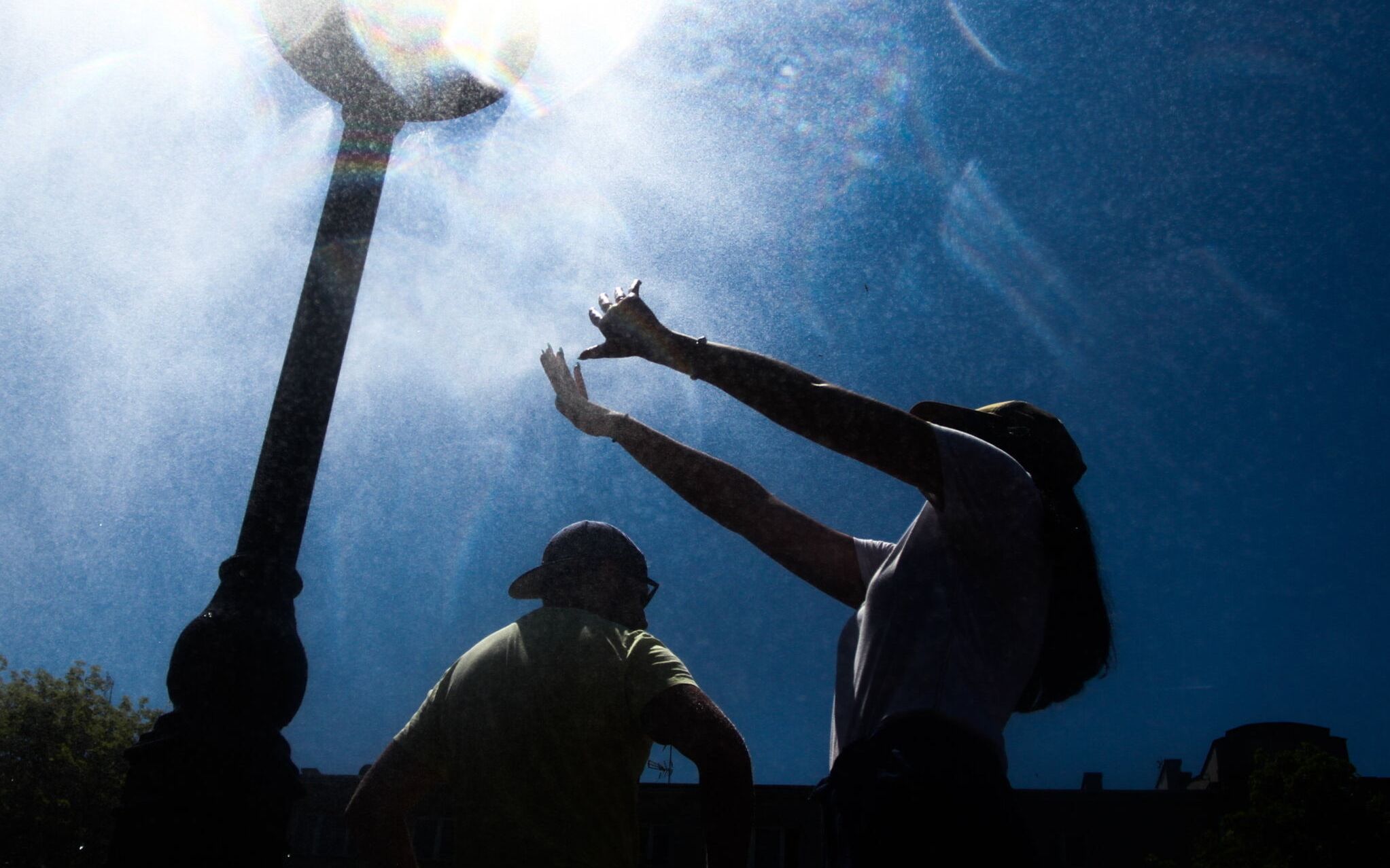 20.06.2021 Krakow , Rynek Podgorski . Kurtyna wodna w upalny dzien . 
Fot. Jakub Porzycki / Agencja Gazeta