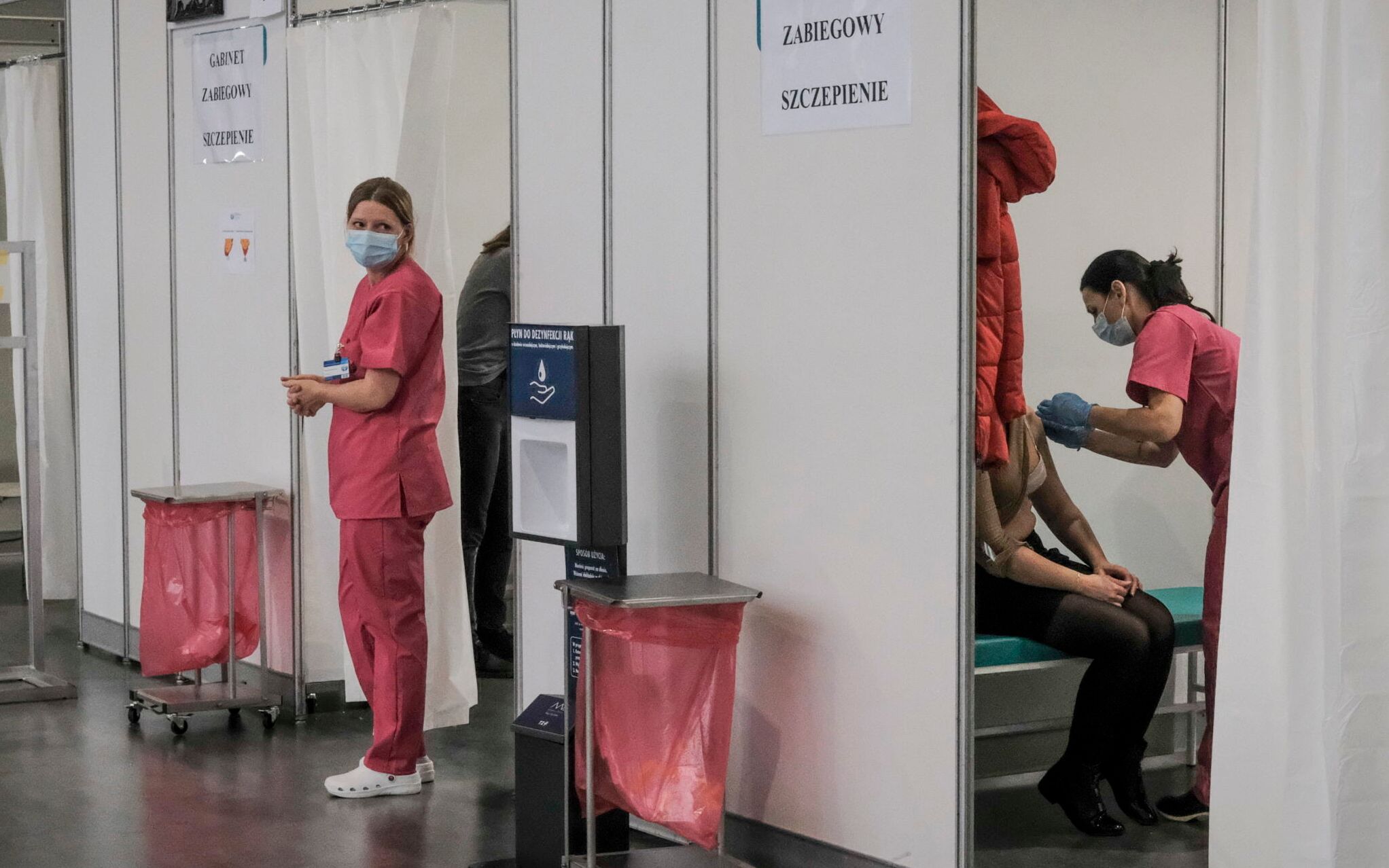 11.01.2021 Poznan . Punkt szczepien , pierwszy dzien szczepien przeciwko Covid-19 personelu medycznego i niemedycznego priorytetowej grupy  zero  na terenie MTP
Fot. Piotr Skornicki / Agencja Gazeta