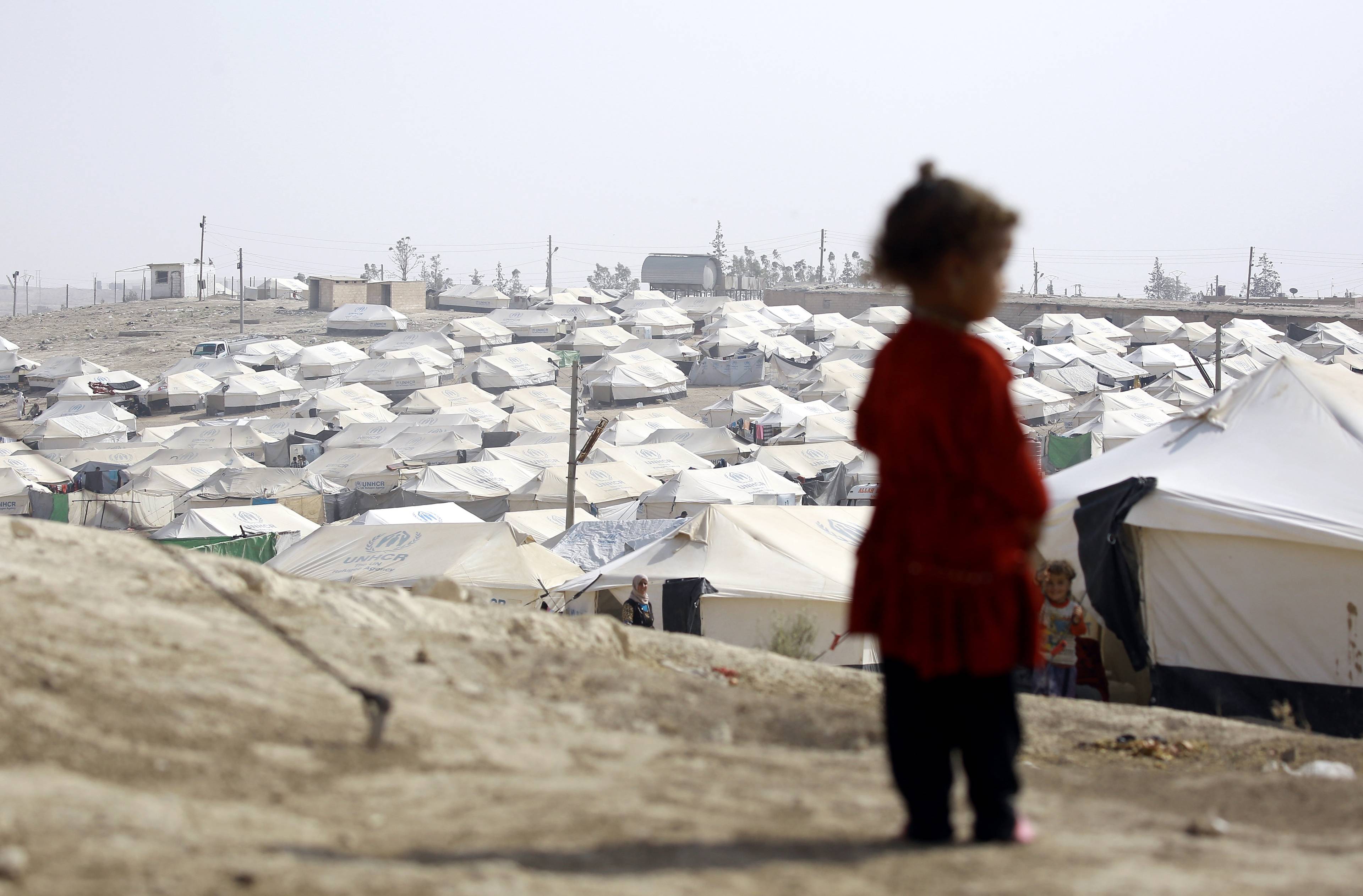 sylwetka dziecka na tle obozu z namiotami dla uchodźców