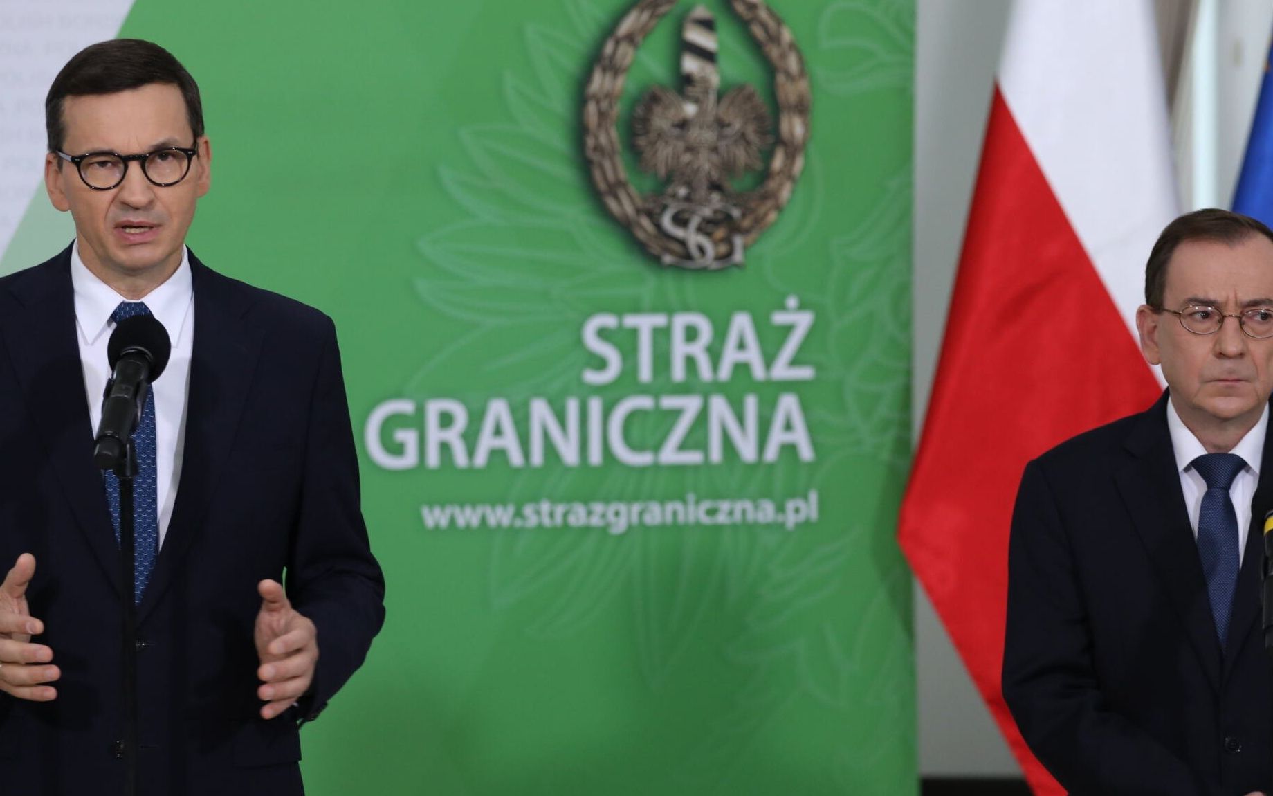 20.09.2021 Warszawa , al. Niepodleglosci 100 , Komenda Glowna Strazy Granicznej . Premier rzadu PiS Mateusz Morawiecki i minister spraw wewnetrznych Mariusz Kaminski podczas konferencji prasowej ws. sytuacji na granicy polsko - bialoruskiej ( rzad PiS wprowadzil tam stan wyjatkowy , by "zwiekszyc komfort pracy sluzb " - nie dopiszczajac do migrantow organizacji pomocowych , przedstawicieli mediow , czy nawet parlamentarzystow ).
Fot. Maciek Jazwiecki / Agencja Wyborcza.pl
