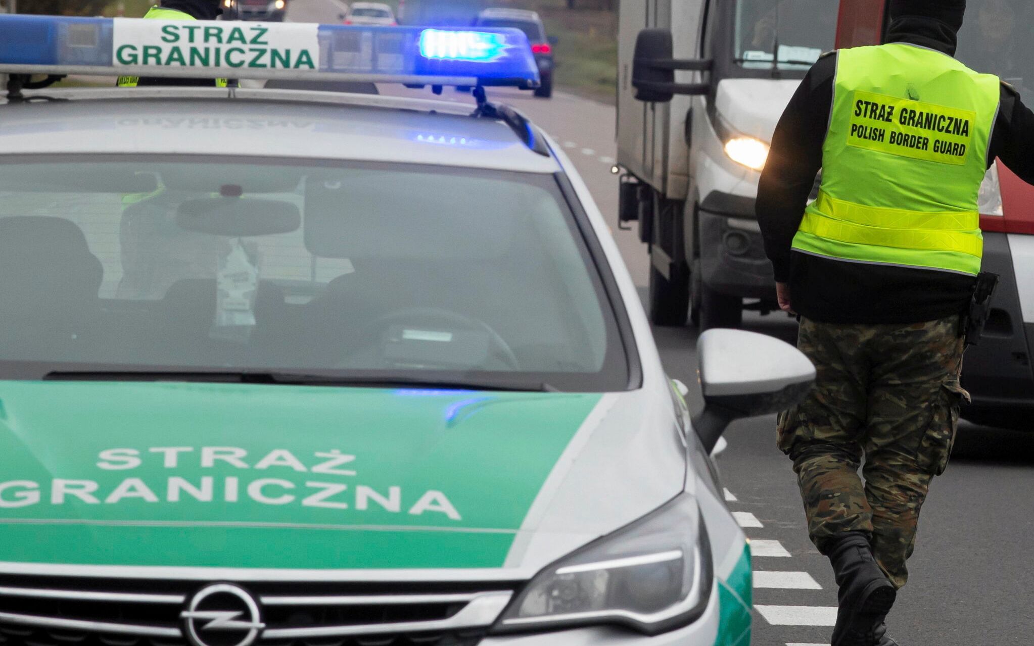 28.10.2021 Straz , miejscowosc na trasie Bialystok Sokolka . Patrol Strazy Granicznej kontroluje wyrywkowo samochody przejezdzajace S19 od strony granicy z Bialorusia , od przejscia granicznego w Kuznicy , glownie busy ale rowniez samochody osobowe w poszukiwaniu przemytnikow uchodzcow .
Fot. Agnieszka Sadowska / Agencja Wyborcza.pl *** Local Caption *** .