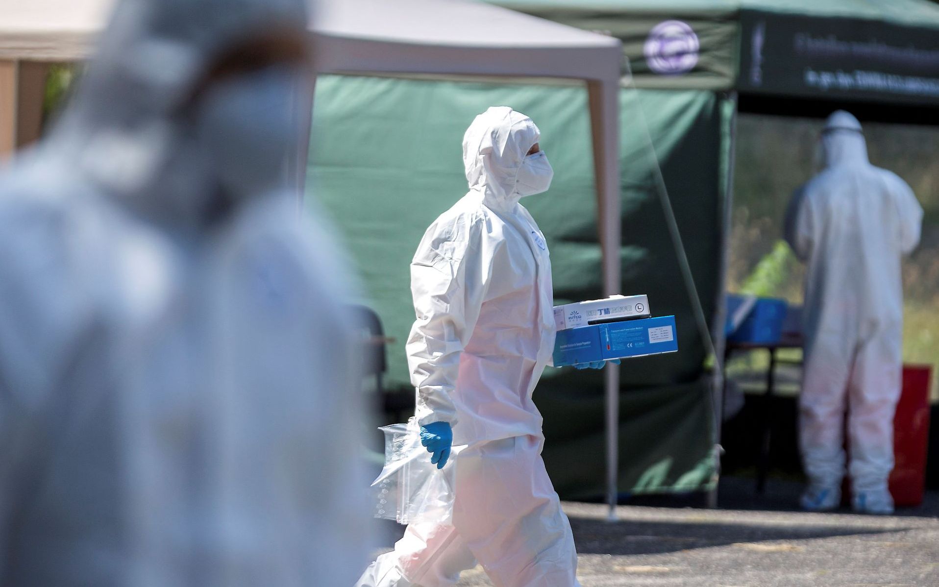 Grafika do artykułu W Polsce 13. dzień wzrostu koronawirusa. Świat nie wie, jak zatrzymać epidemię, nie zamykając gospodarki