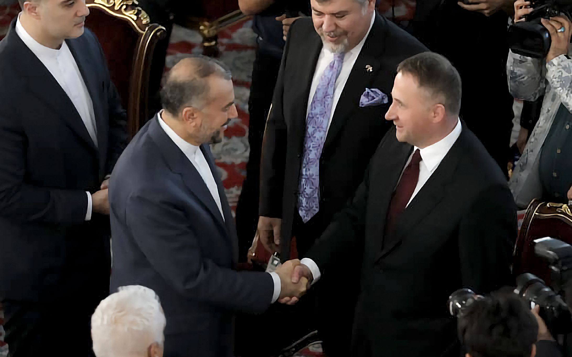 Oficjalna uroczystość, dwóch mężczyzn podaje sobie dłonie