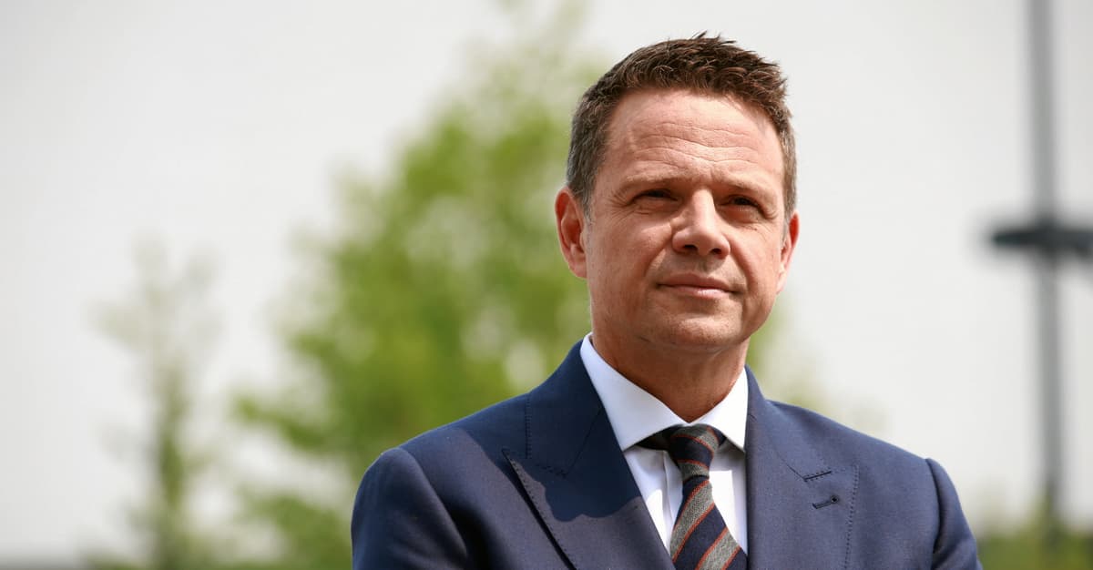 Trzaskowski przegrywa nocną prohibicję. Radny KO zasłania się Ku Klux Klanem