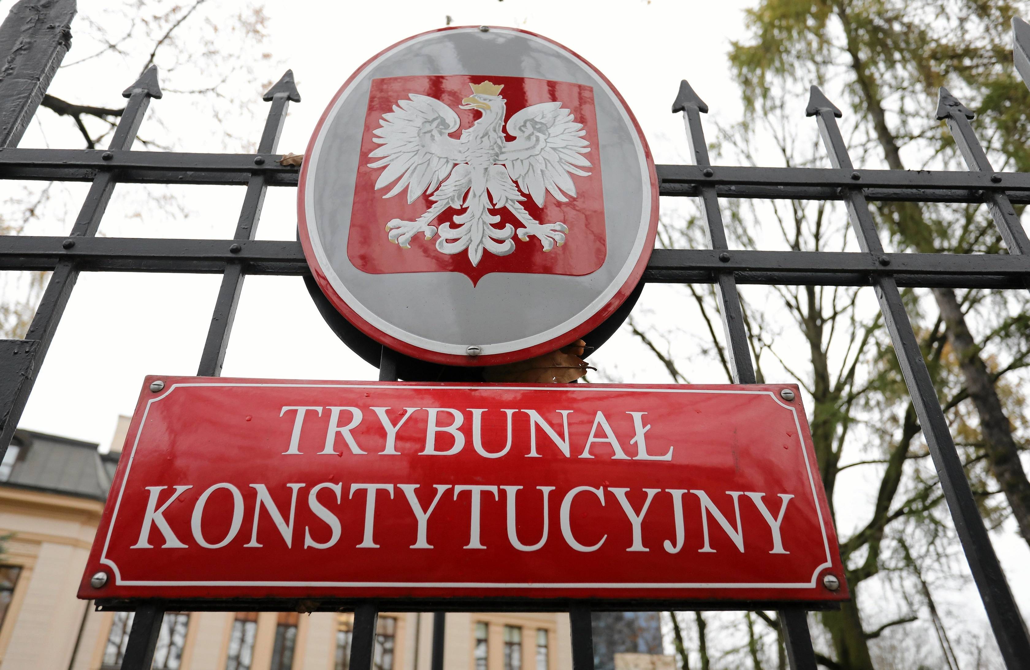 Tabliczka na płocie z napisem Trybunał Konstytucyjny