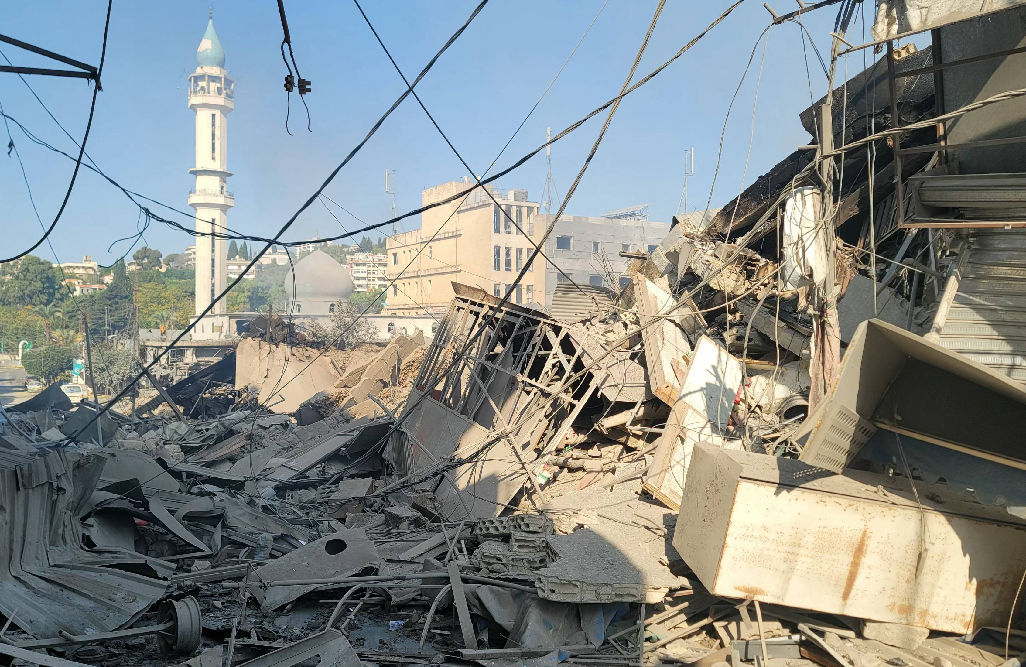 Ruiny zniszczonych wybuchem budowli, w tle minaret