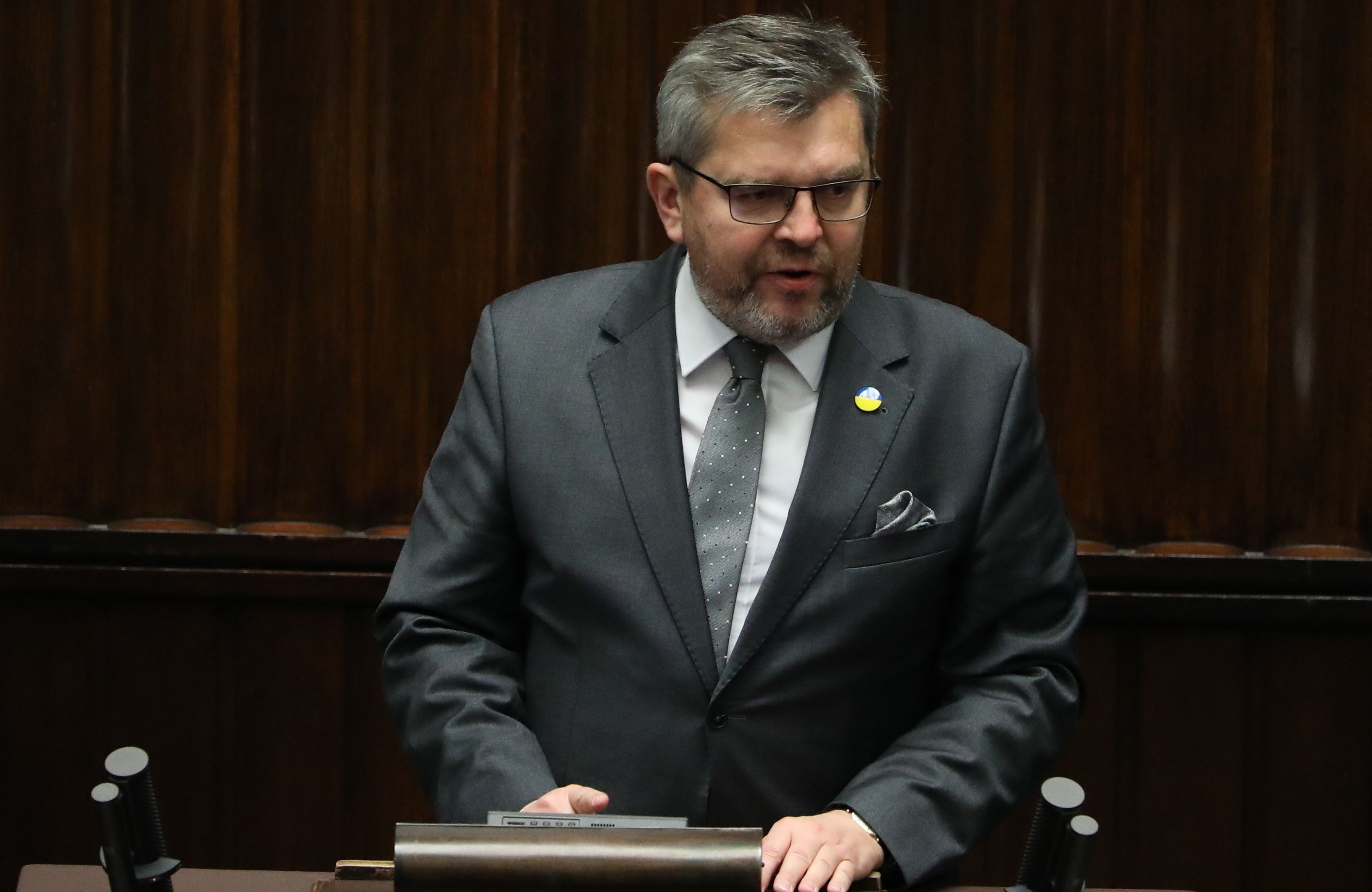 Poseł Jarosław Urbaniak przemawia podczas debaty w Sejmie