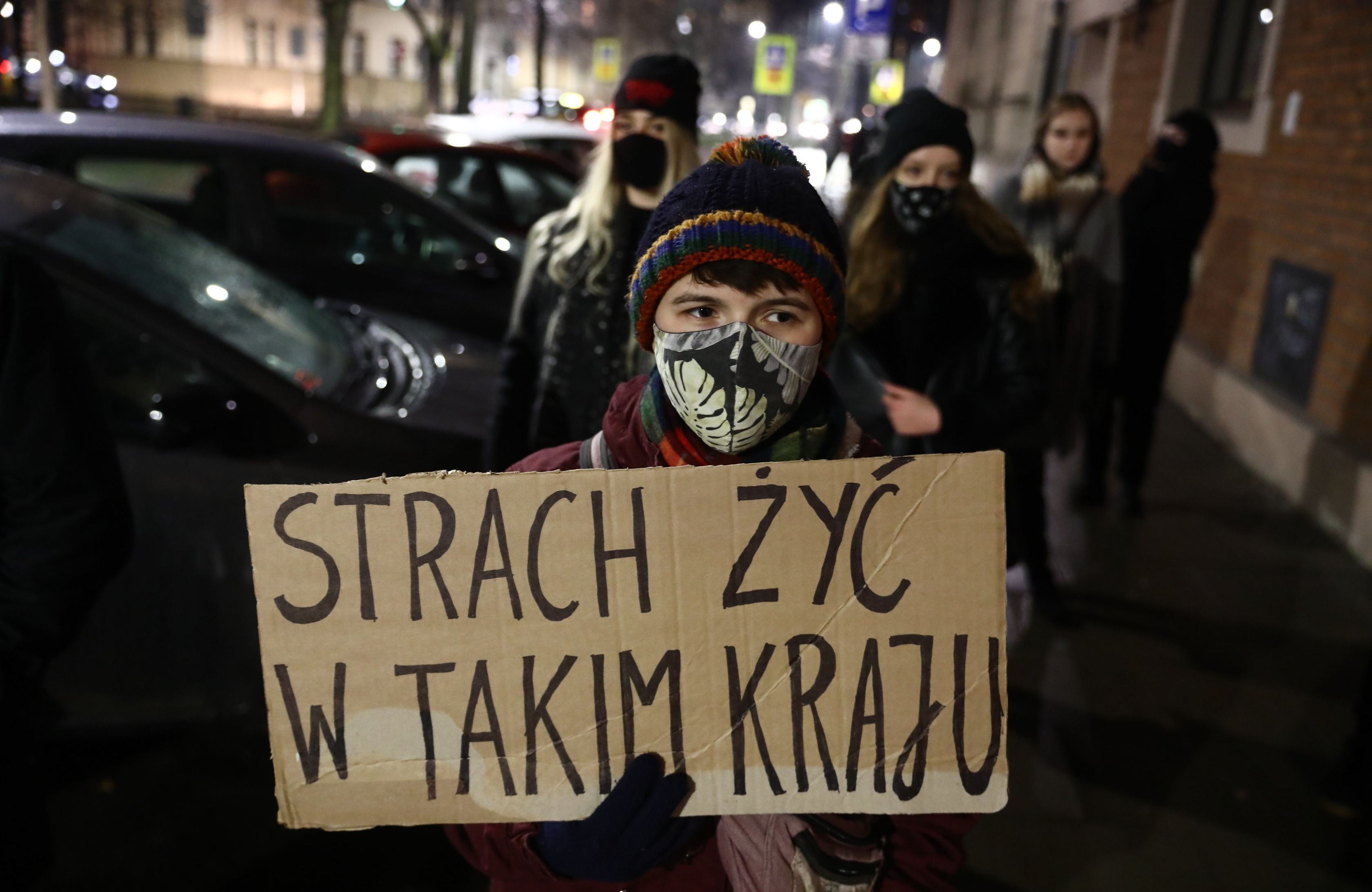 strach żyć w takim kraju - taki napis trzyma protestująca kobieta