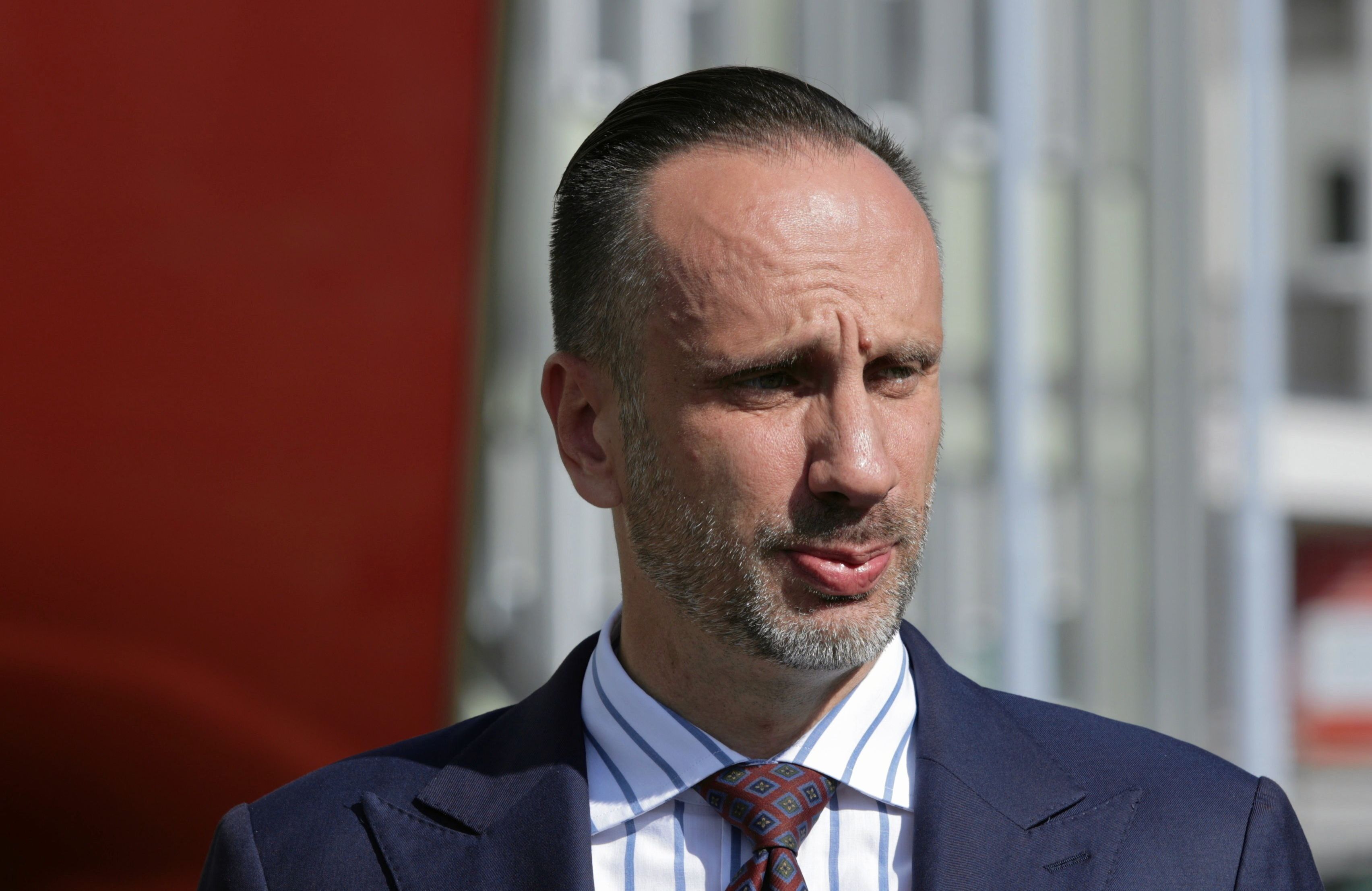 Mężczyzna stoi i się marszczy od słońca
