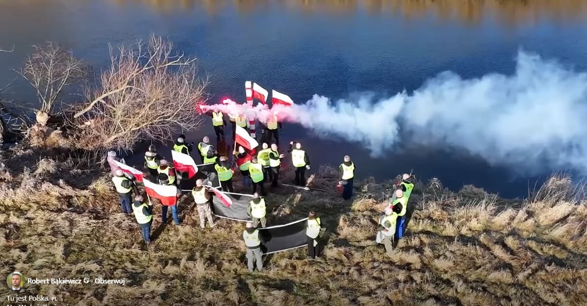 Jest śledztwo w sprawie wbijania słupa granicznego przez Bąkiewicza i kolegów [NEWS OKO.PRESS]
