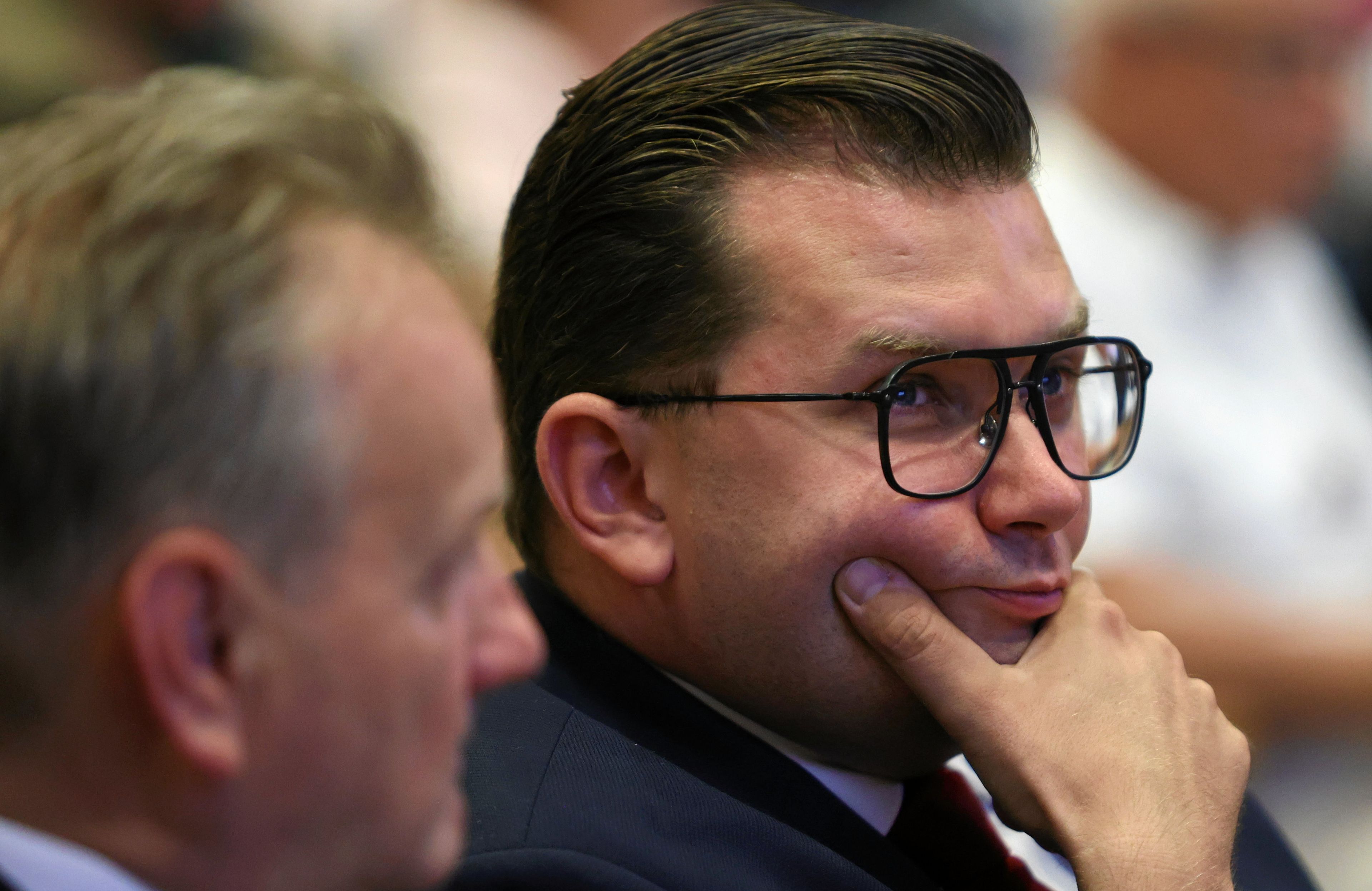 Na zdjęciu widać dwóch mężczyzn. Jeden ma okulary