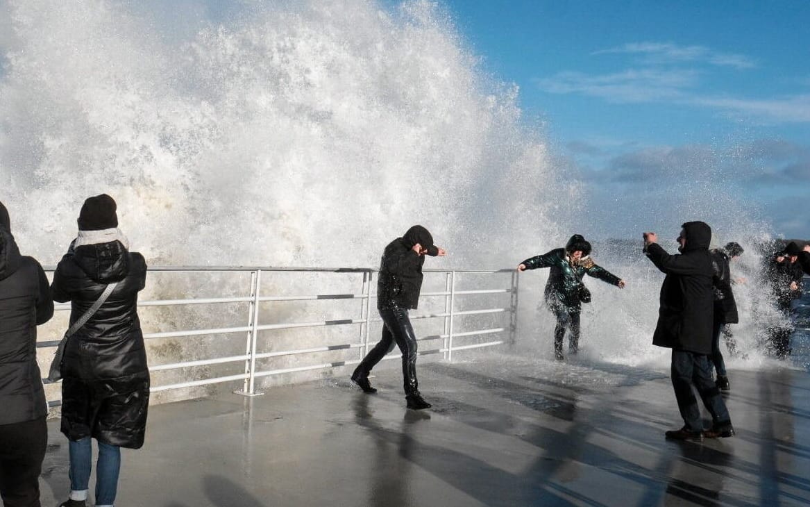 19.02.2022 Kolobrzeg , molo . Wichura spowodowana nizem Eunice - sztorm na Baltyku .
Fot. Piotr Skornicki / Agencja Wyborcza.pl