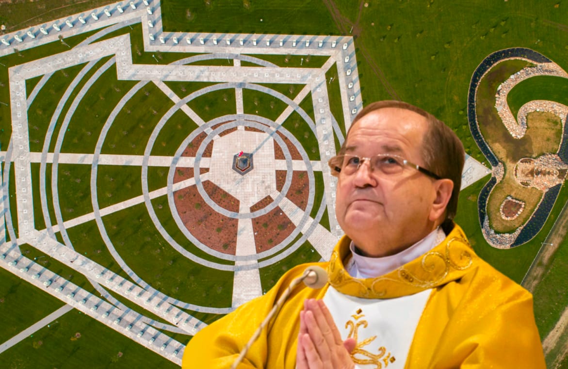Starszy mężczyzna w szatach liturgicznych składa dłonie do modlitwy. To ojciec Tadeusz Rydzyk