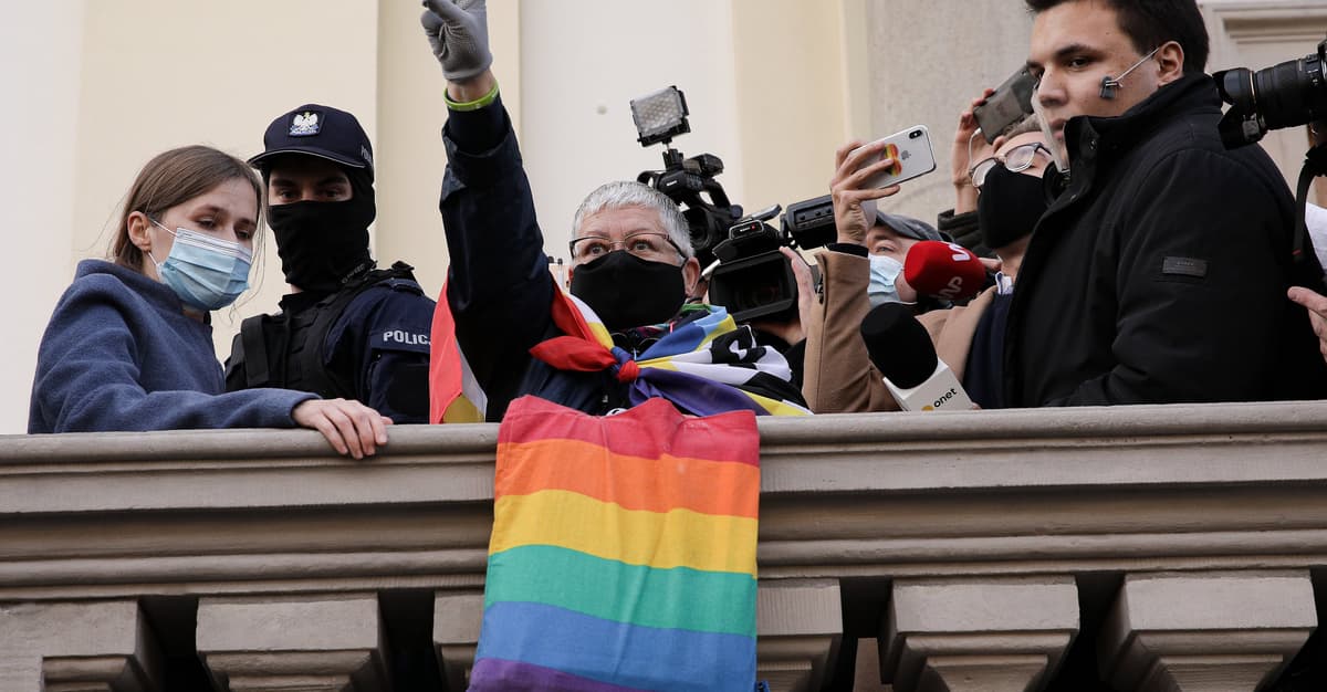 Policja nie zgadza się na publikację przeprosin policjanta wobec aktywistki, choć on tego chce