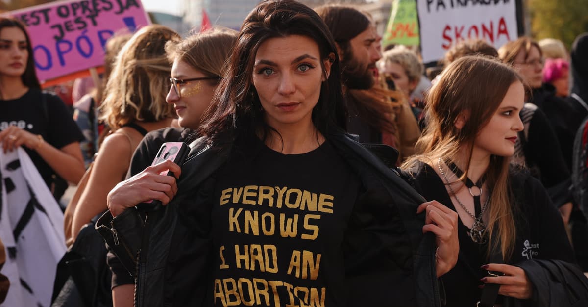 By umniejszyć swoją winę, robili z niej „wariatkę i alkoholiczkę". Potężna kara dla policji