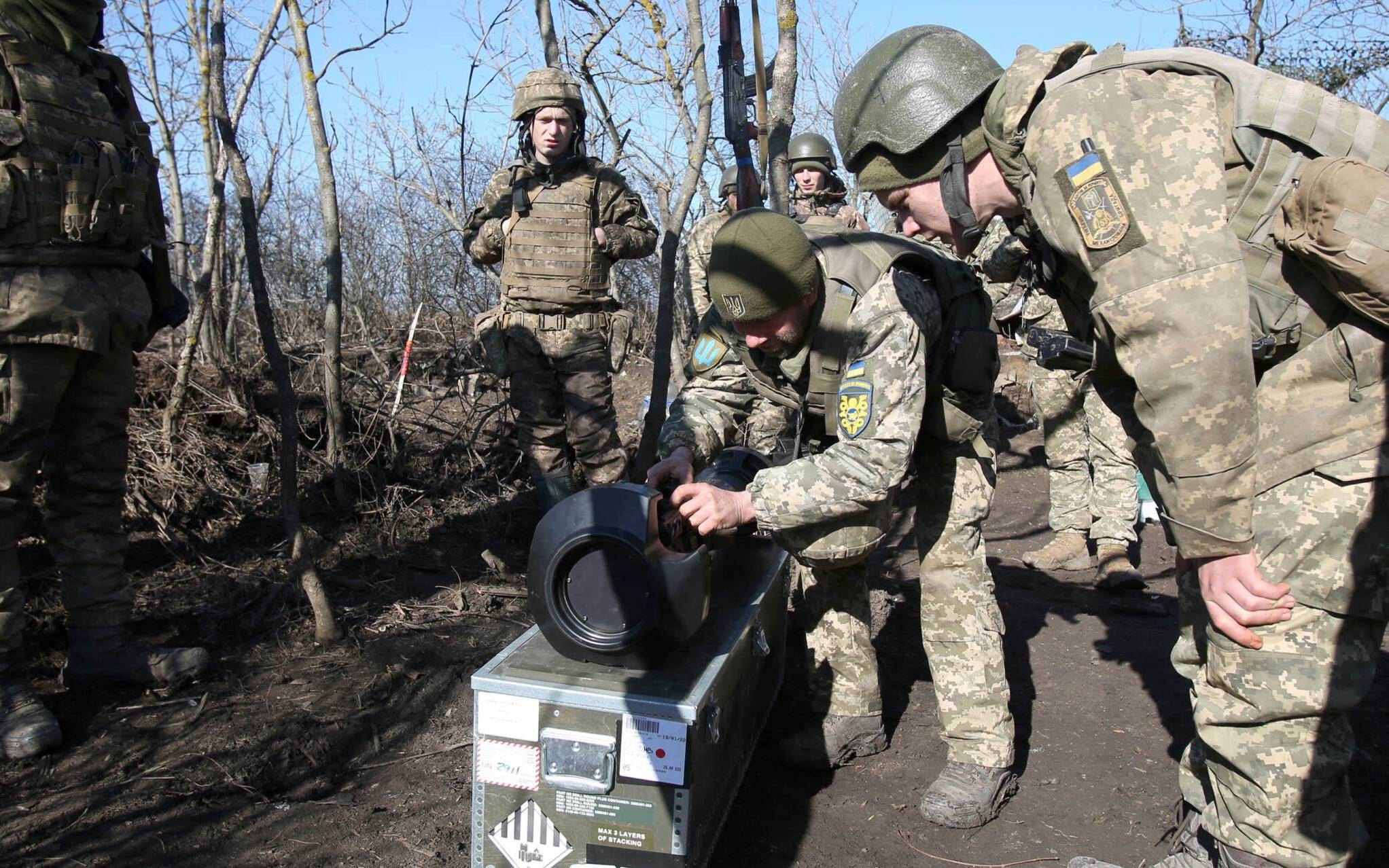 Servicemen of Ukrainian Military Forces on the front-line with Russia-backed separatists near Novognativka village, Donetsk region, examine a Swedish-British portable anti-tank guided missile NLAW that was transferred to the units as part of Britain's military-technical assistance, on February 21, 2022. (Photo by Anatolii STEPANOV / AFP)