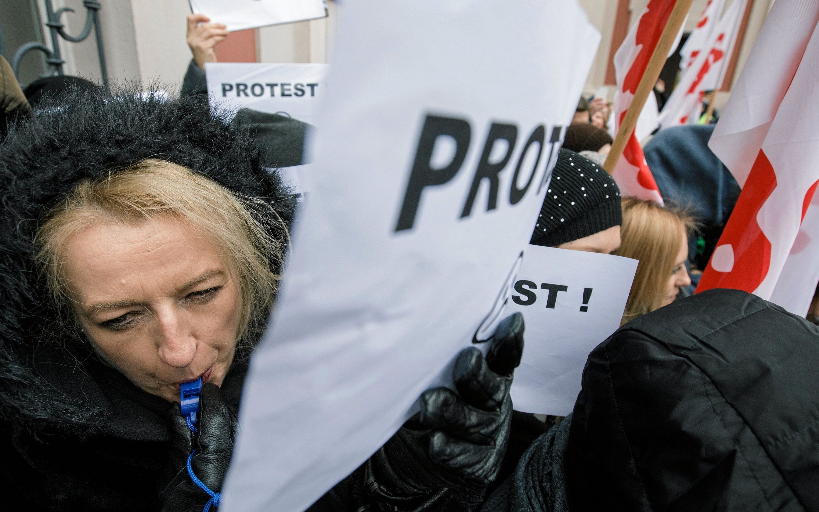 21.11.2018 Poznan . Pikieta pracownikow MOPR przed Urzedem Miasta . Protestujacy domagaja sie podwyzek . 
Fot. Lukasz Cynalewski / Agencja Gazeta