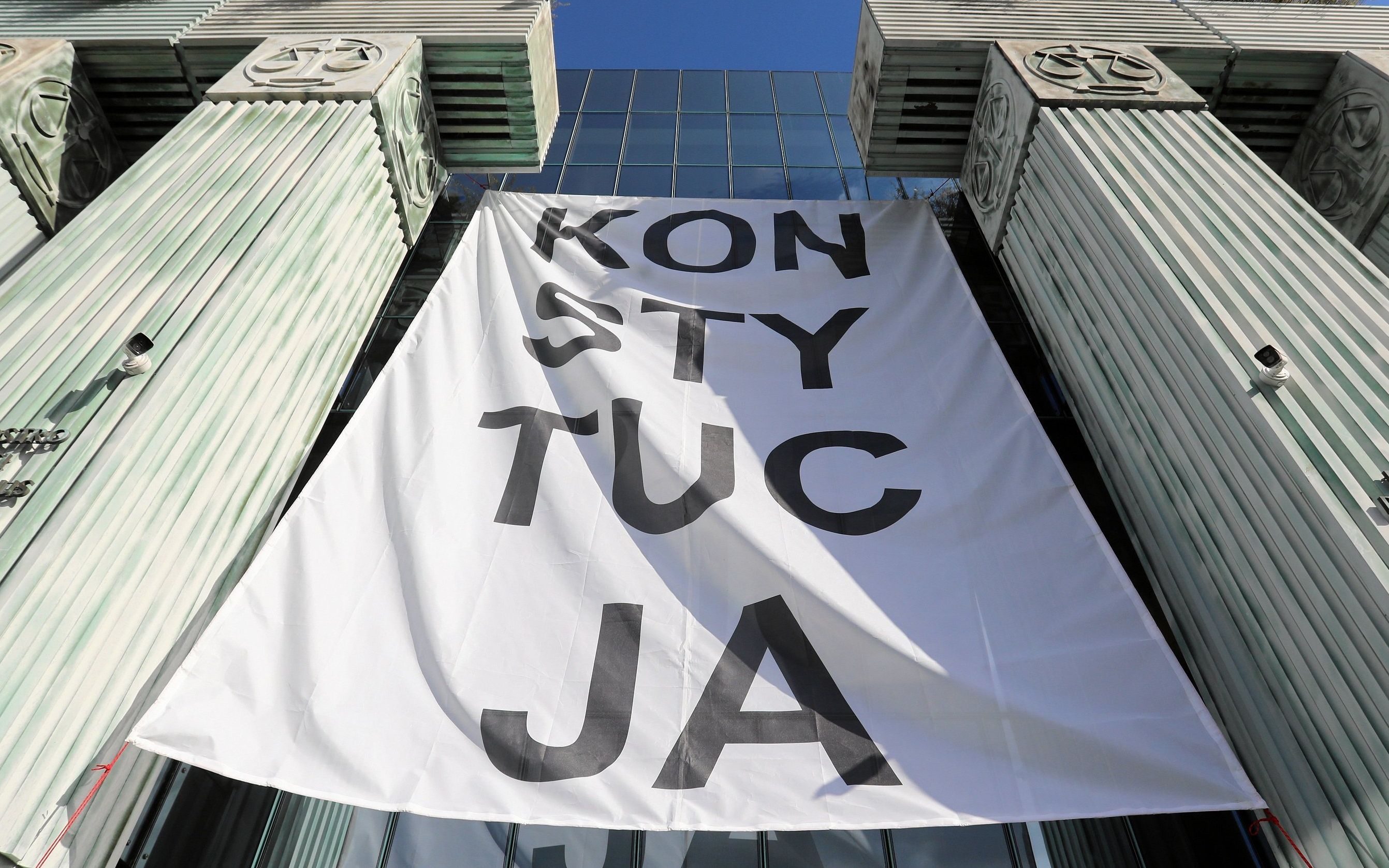 08.10.2018 Warszawa , pl. Krasinskich , Sad Najwyzszy . Obywatele RP wieszaja baner Konstytucja na budynku sadu najwyzszego . 
Fot. Slawomir Kaminski / Agencja Gazeta