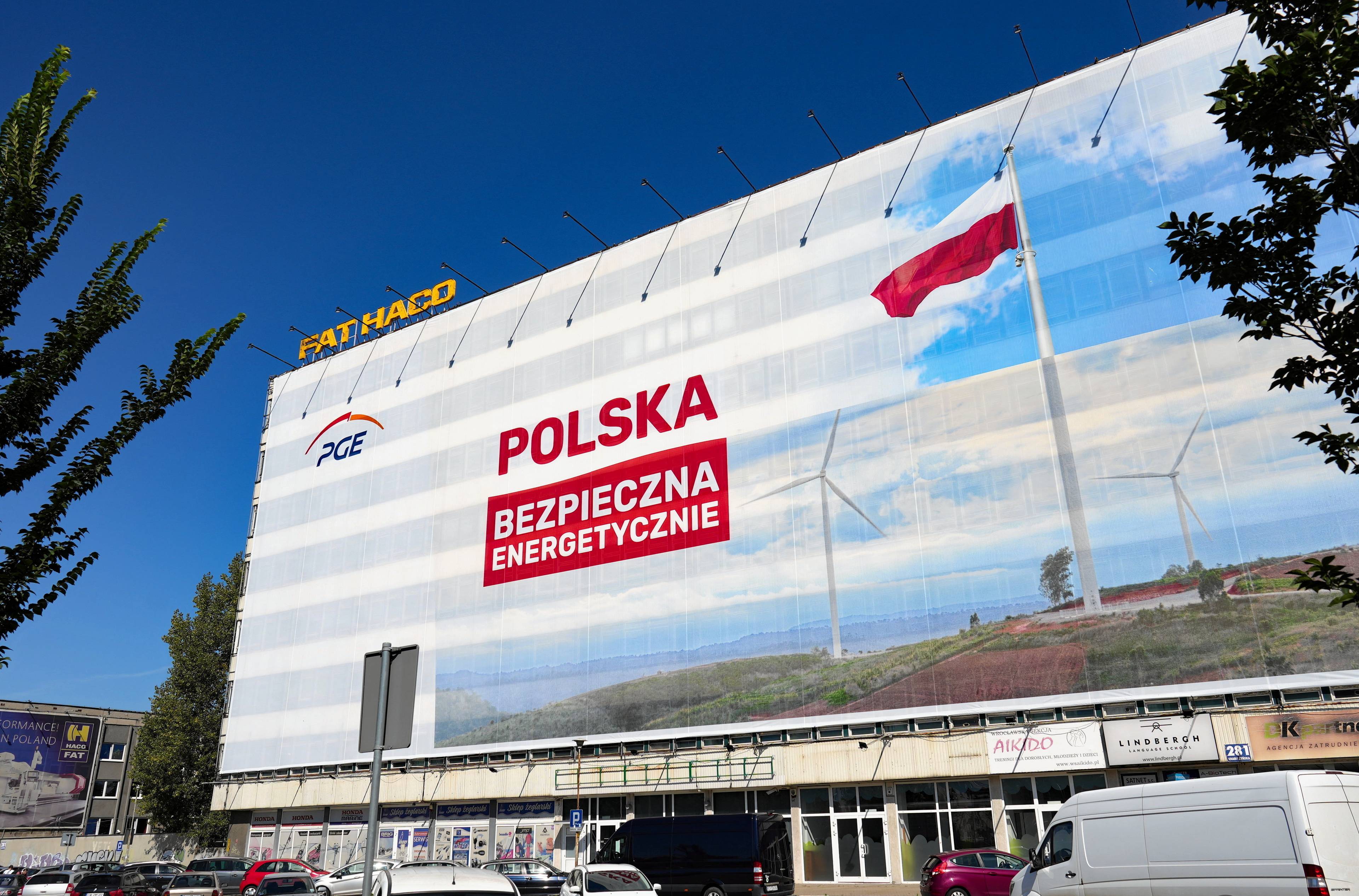 Digantyczny billboard PGE na budynku FAT we Wrocławiu