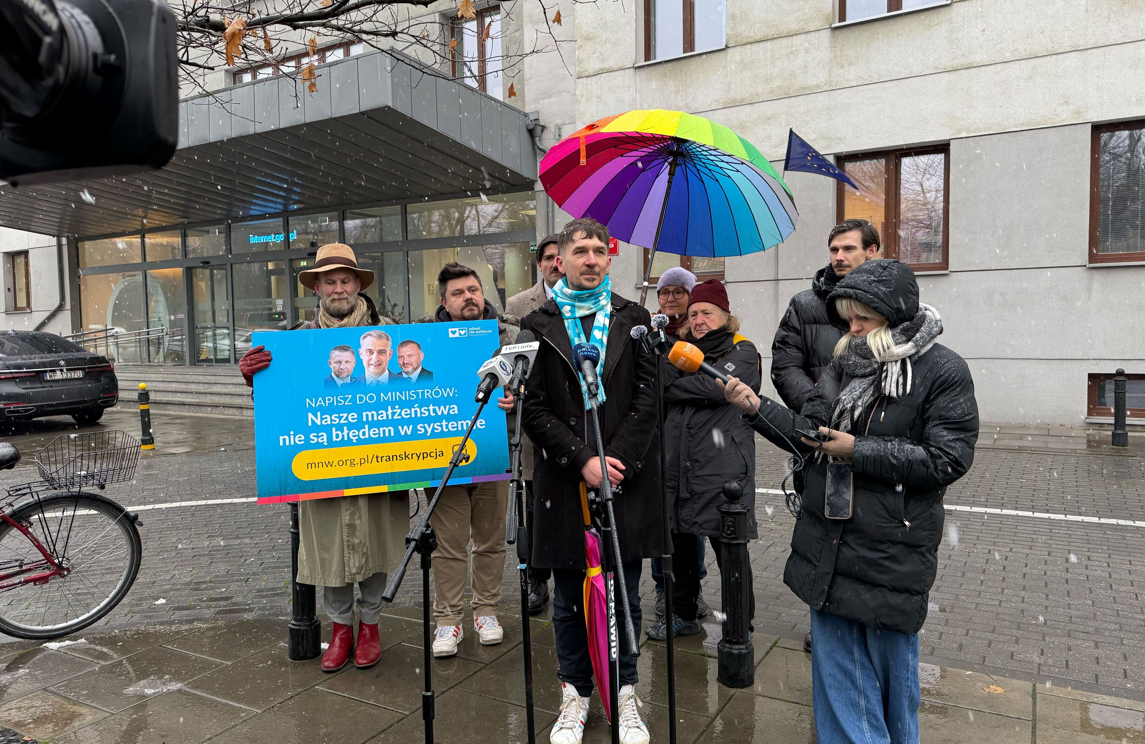 Konferencja prasowa Miłość Nie Wyklucza w sprawie wyroku TSUE pod gmachem Ministerstwa Cyfryzacji. 25.11.2025 r.