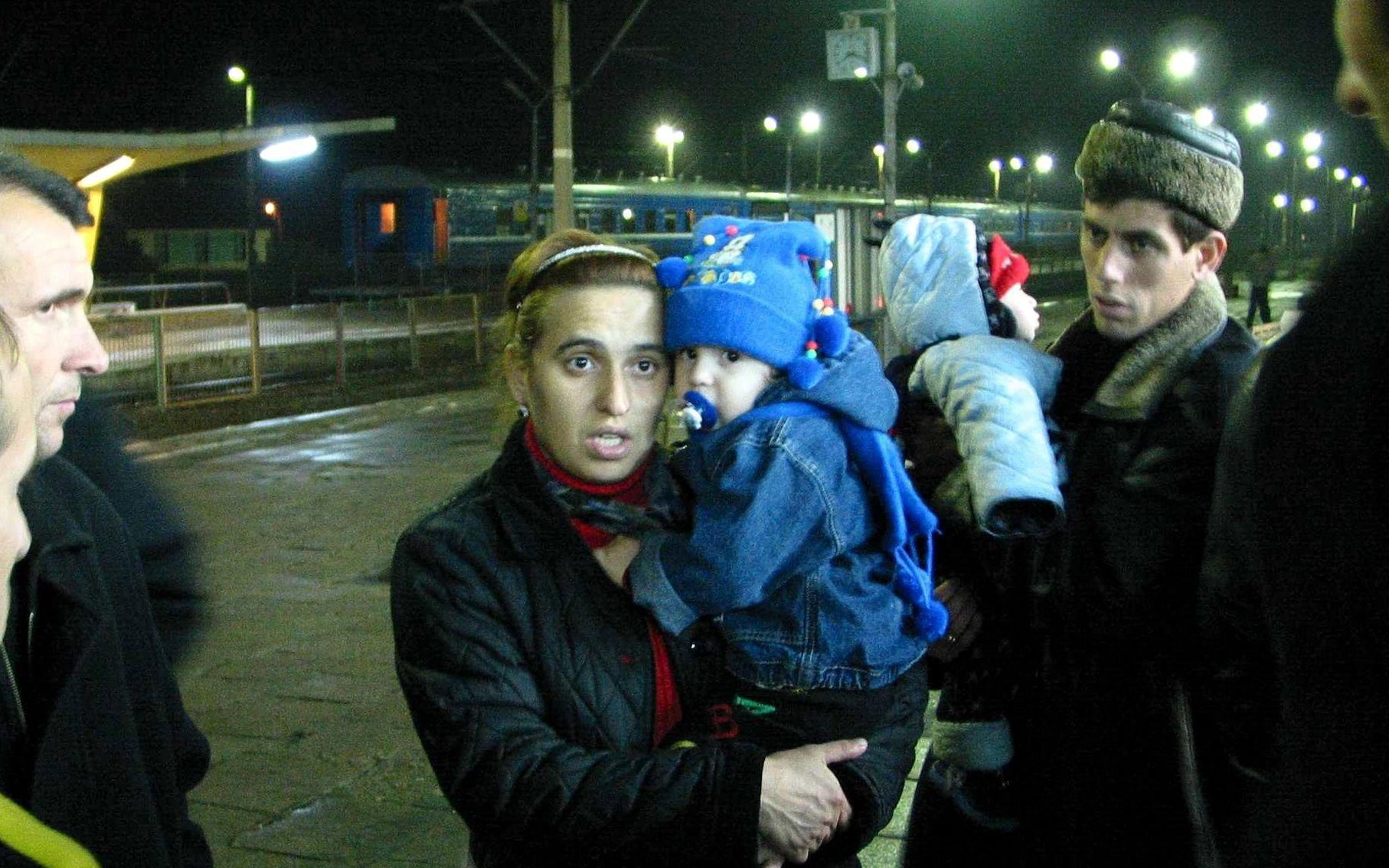17.11.2002.TERESPOL 
PRZEJSCIE GRANICZNE Z BIALORUSIA
PONAD 50 UCHODZCOW Z CZECZENII PRZYBYLO DZIS DO POLSKI PRZEZ PRZEJSCIE GRANICZNE W TERESPOLU
N/Z UCHODZCY Z GROZNEGO PO PRZEJSCIU WSZYSTKICH FORMALNOSCI GRANICZNYCH
FOT. ROBERT KOWALEWSKI / AGENCJA GAZETA
