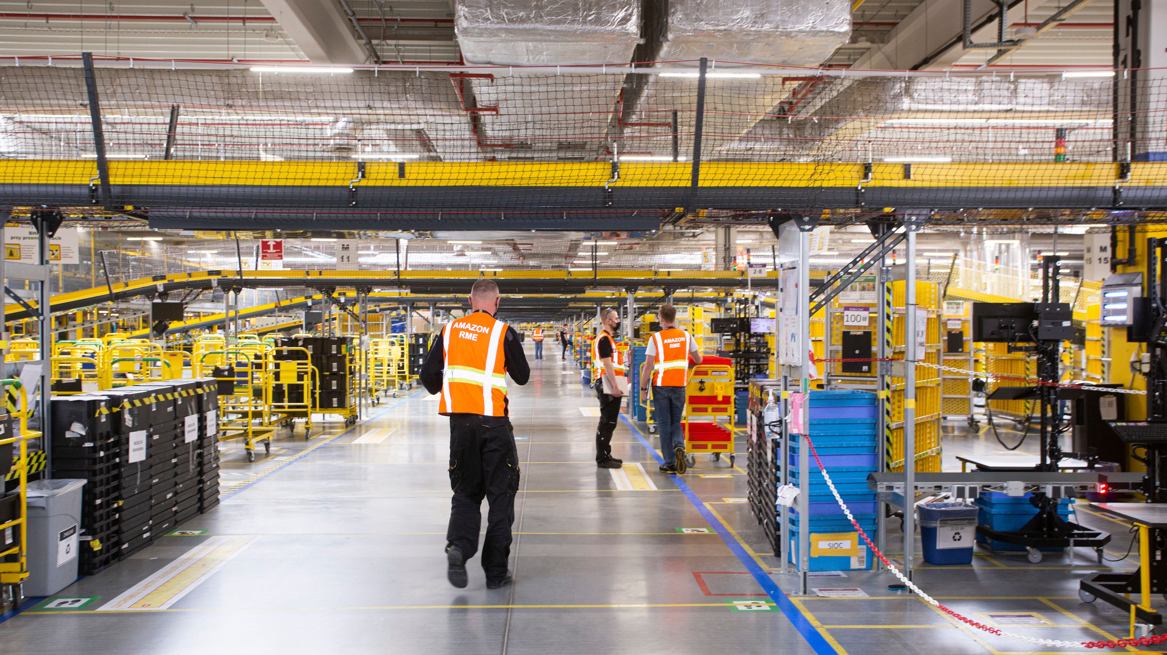 Magazyn Amazona, pracownicy w hali