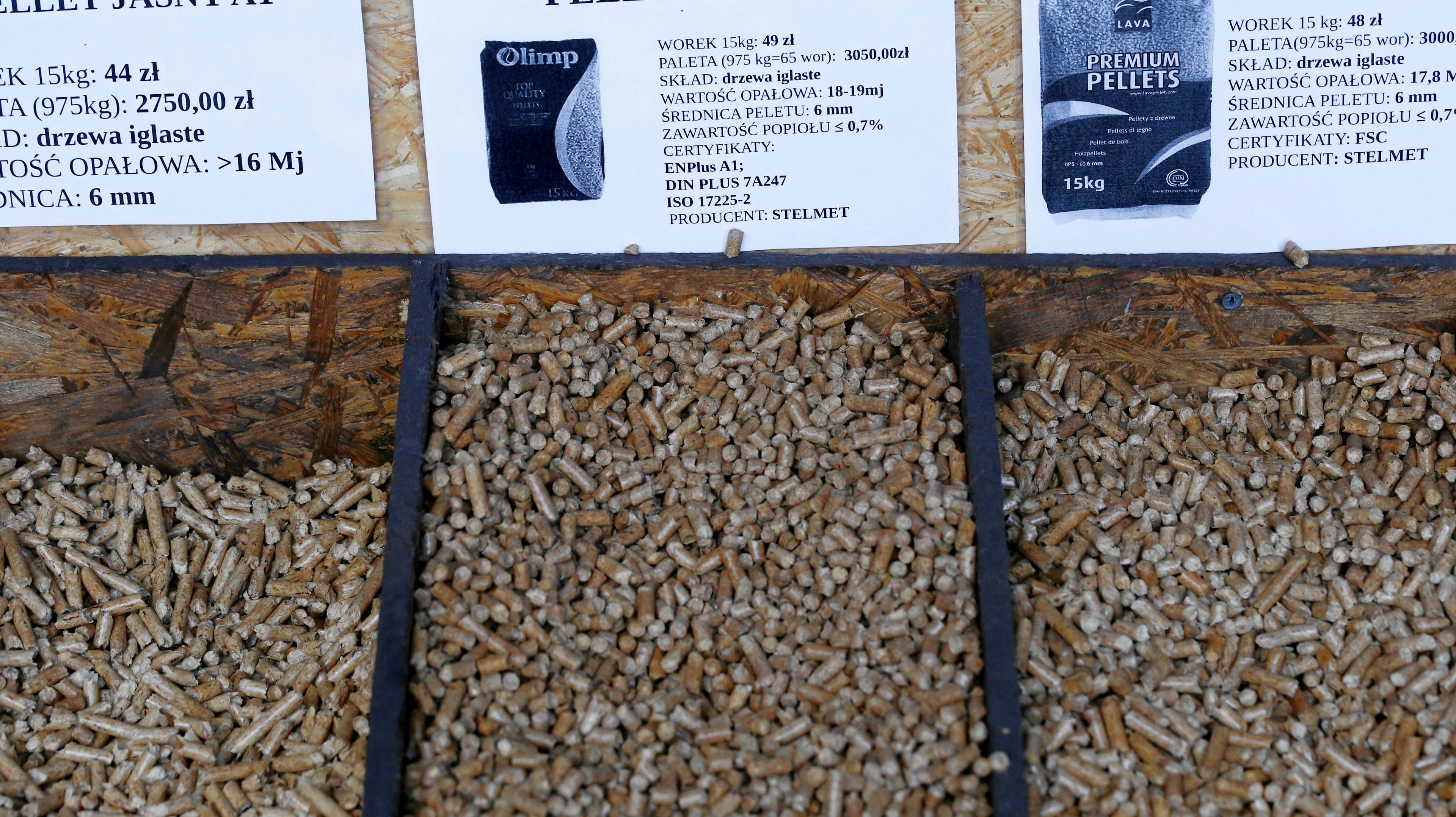 różne rodzaje pelletu w składzie opału