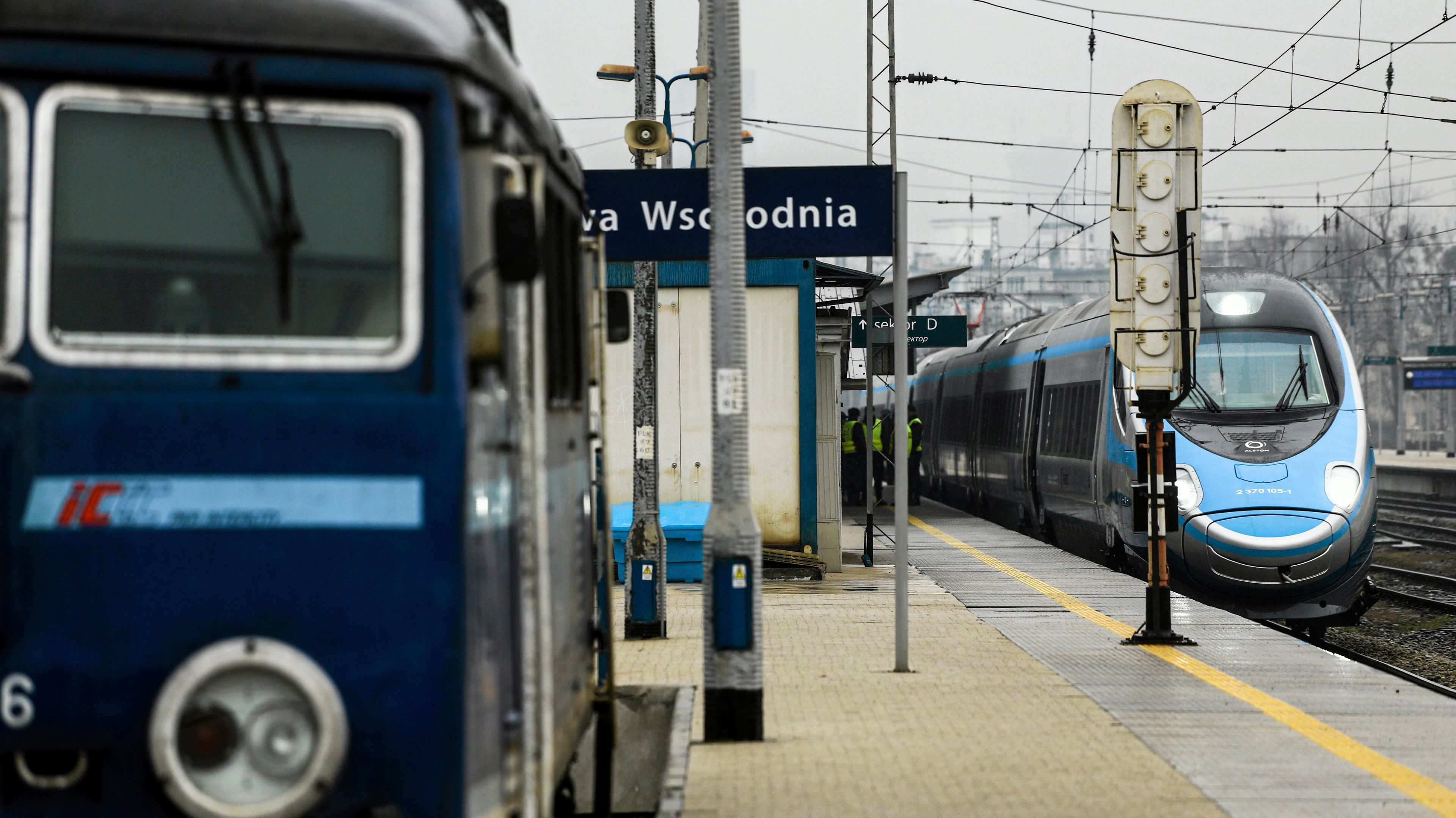 peron na stacji warszawa wschodnia, po lewej tradycyjna lokomotywa, po prawej pendolino