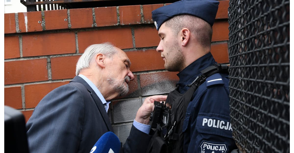 How Antoni Macierewicz Forced His Way Through the Police Barricade in Front of the Academy of Justice