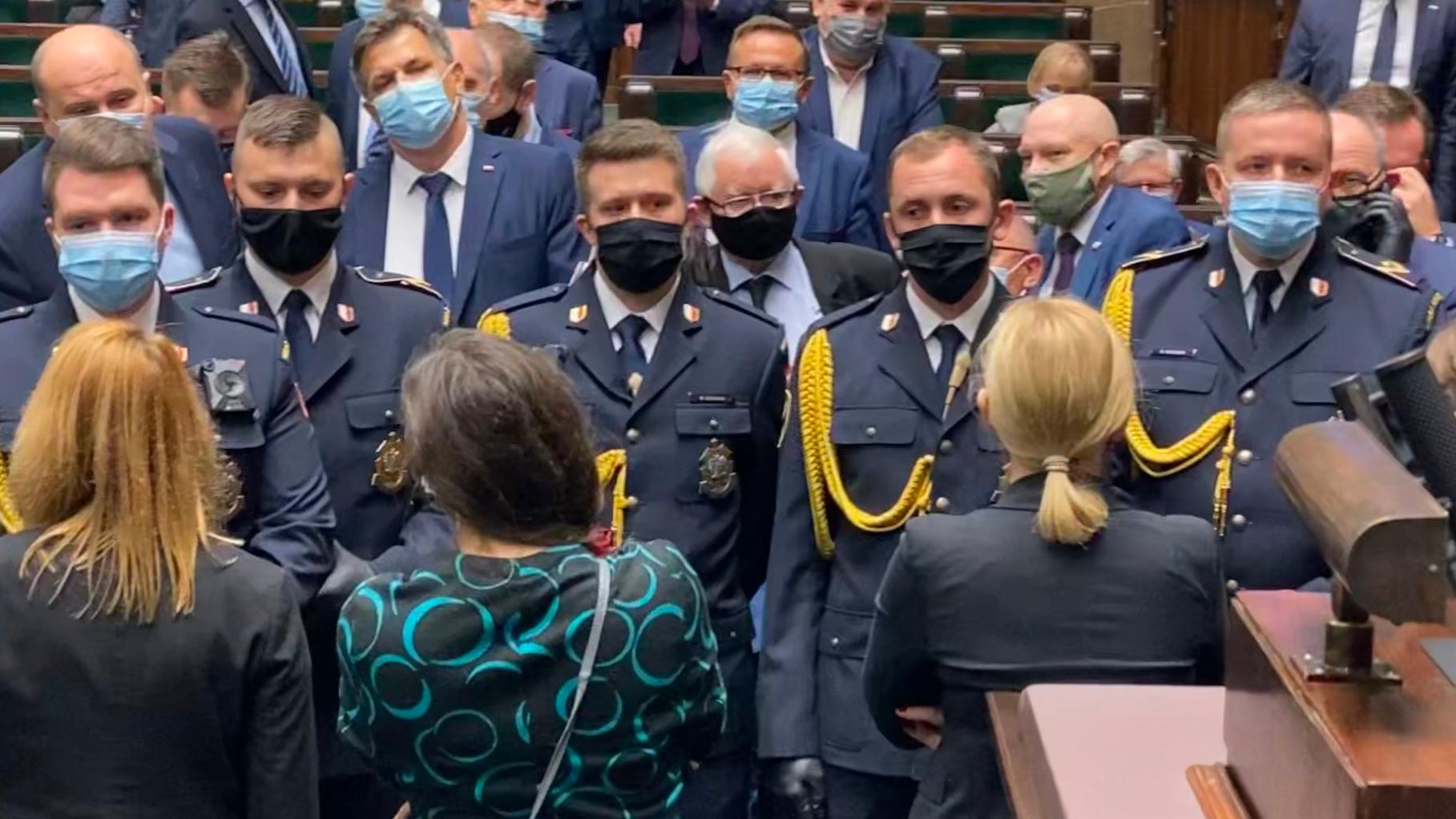 Straż Marszałkowska oddziela posłanki od Jarosława Kaczyńskiego, na zdjęciu m.in. Klaudia Jachira i Barbara Nowacka, Sejm, 27 października 2020, fot. Mirosław Suchoń