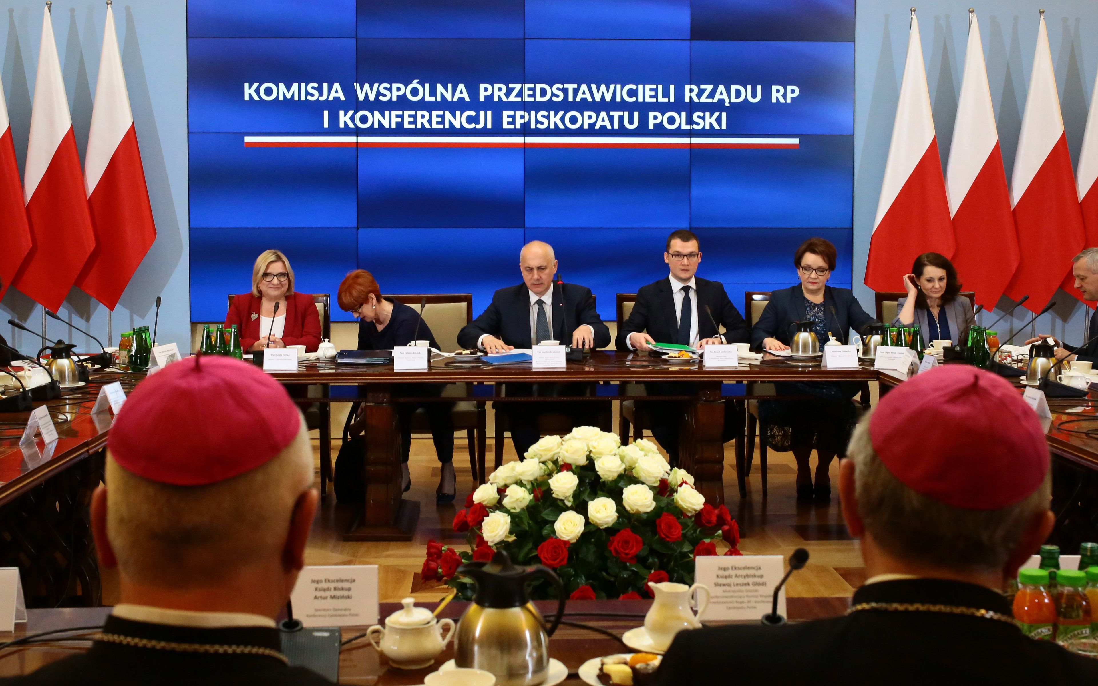 16.04.2018 Warszawa , KPRM . Minister w KPRM Beata Kempa (L), Minister rodziny , pracy i polityki spolecznej Elzbieta Rafalska (2L), minister spraw wewnetrznych i administracji Joachim Brudzinski (C), wiceminister spraw wewnetrznych i administracji Pawel Szefernaker (2P) i minister edukacji narodowej Anna Zalewska (P) podczas posiedzenia Komisji Wspolnej Przedstawicieli Rzadu RP i Konferencji Episkopatu Polski . 
Fot. Agata Grzybowska / Agencja Gazeta