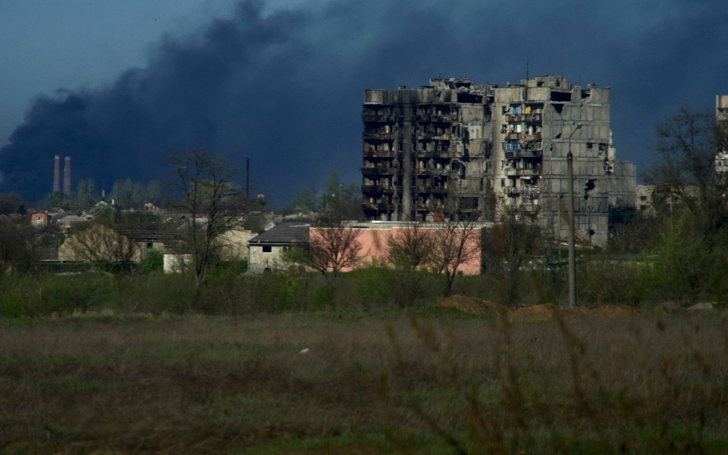 Smoke rises from the grounds of the Azovstal steel plant in the city of Mariupol on April 29, 2022, amid the ongoing Russian military action in Ukraine. (Photo by Andrey BORODULIN / AFP)