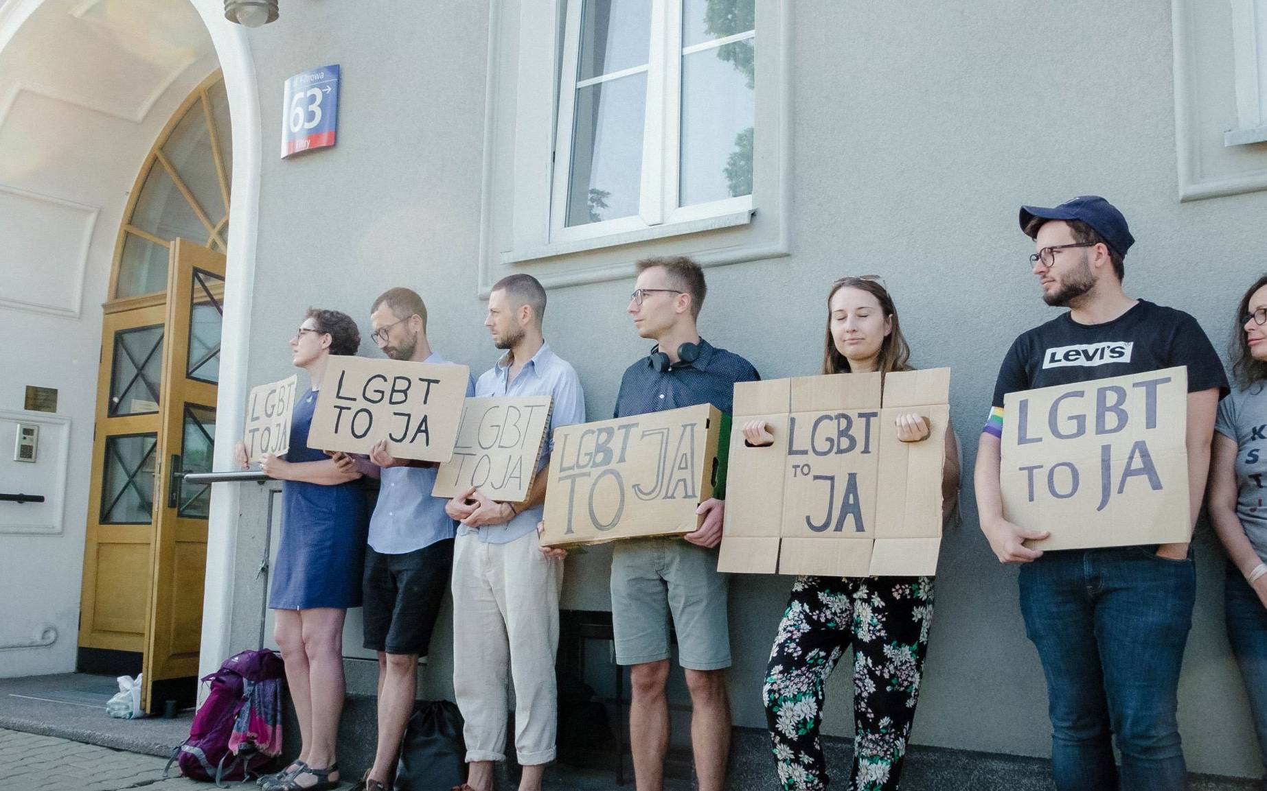 Grafika do artykułu Sąd nakazał wstrzymanie dystrybucji naklejek "Gazety Polskiej" z hasłem "strefa wolna od LGBT"