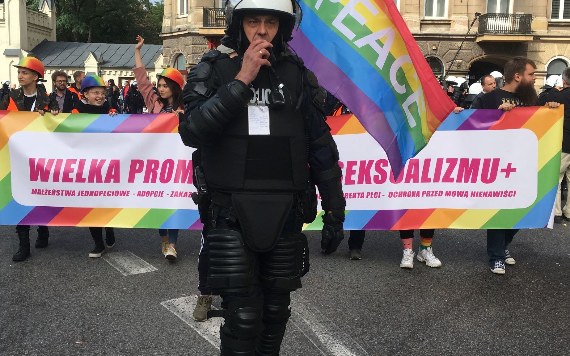Grafika do artykułu Atak na uczestników II Marszu Równości w Lublinie. Pięścią w twarz dziennikarza OKO.press [relacja]