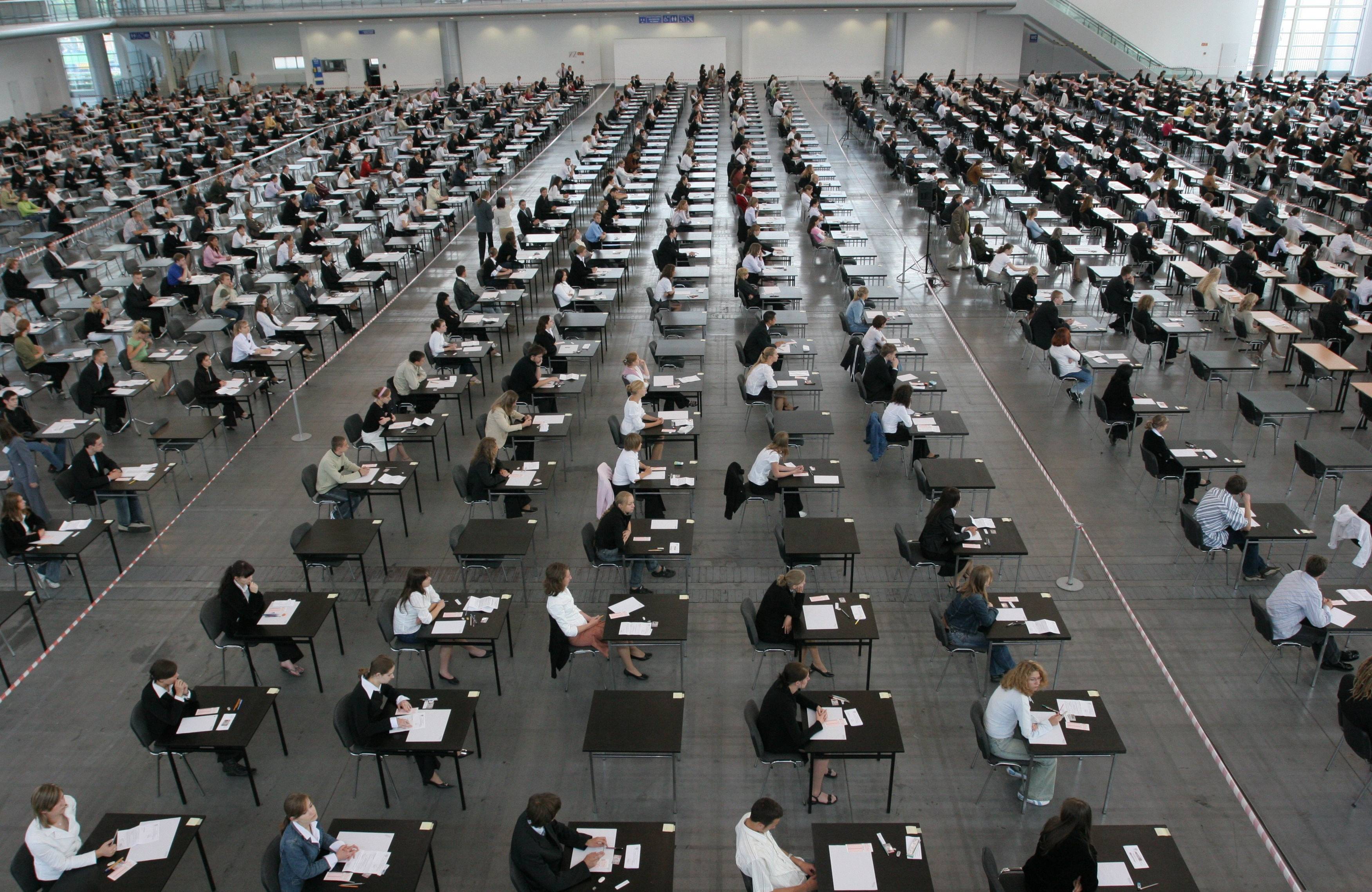 07.07.2005 POZNAN TARGI MTP TEST EGZAMIN NA AKADEMIA MEDYCZNA UCZEN EGZAMIN STRES  FOT. TOMASZ KAMINSKI / Agencja Wyborcza.pl