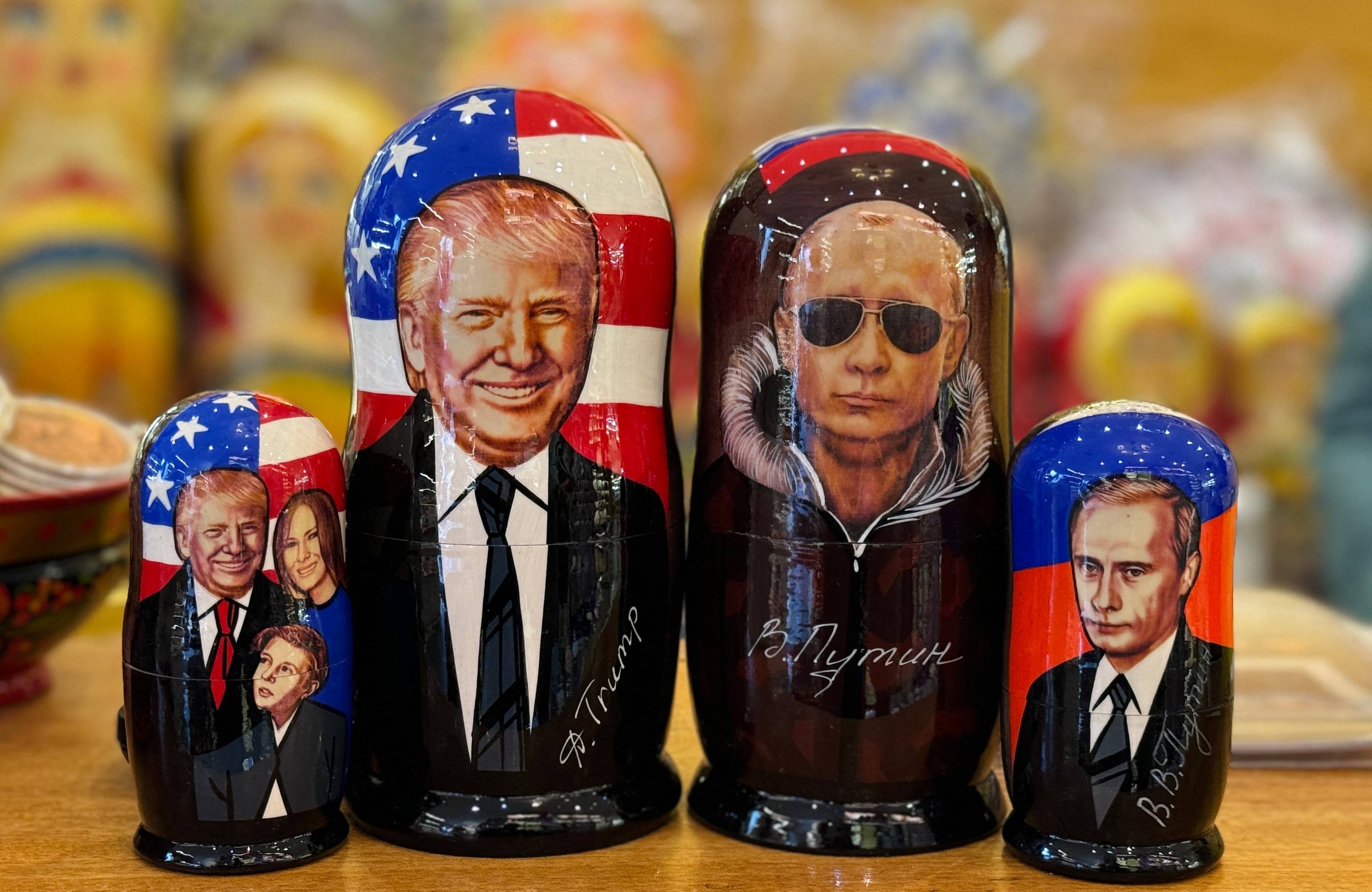 Matrioszki z wizerunkami Trumpa i Putina.