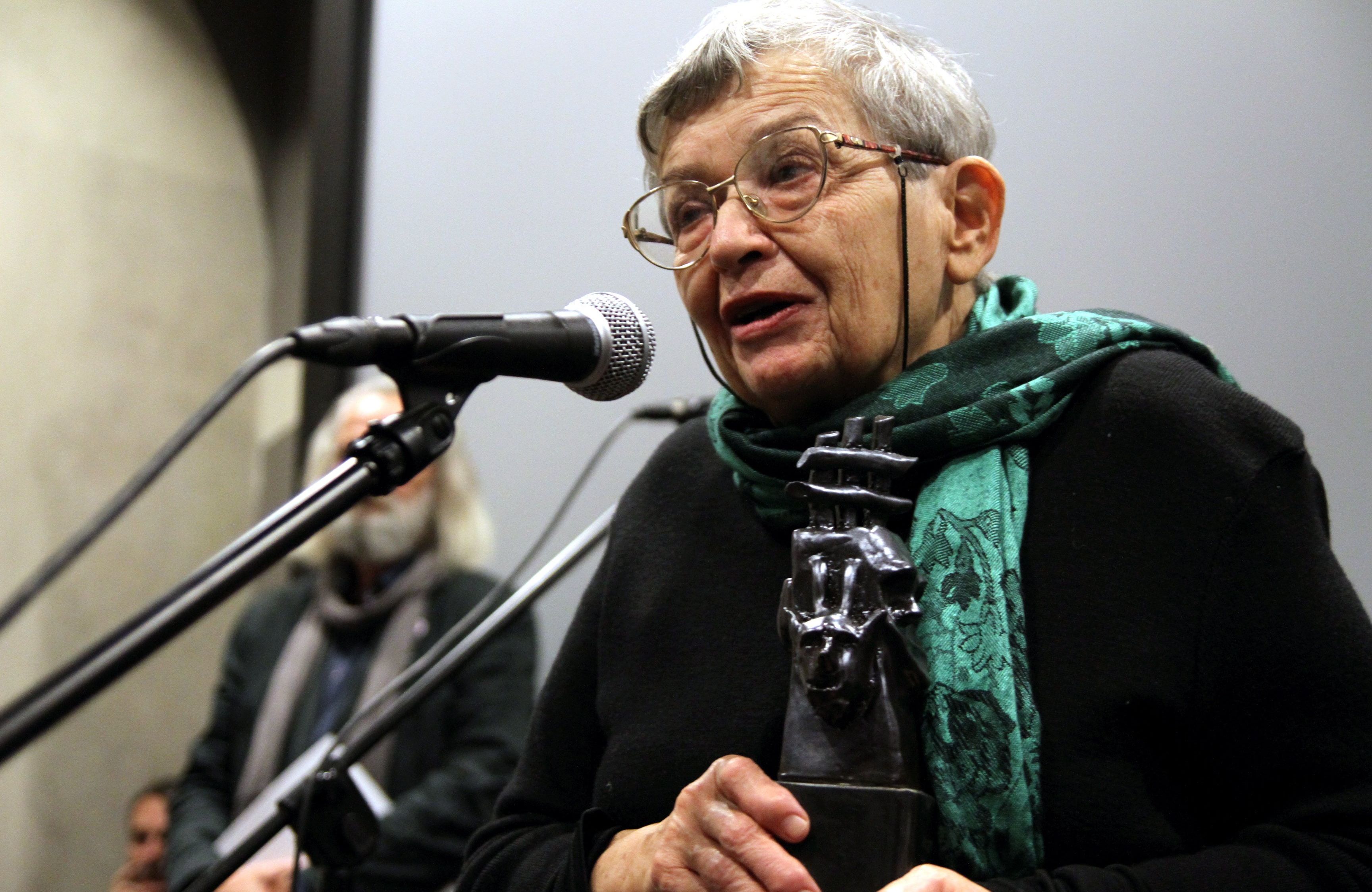 H.Bortnowska w okularach i zielonym szalu