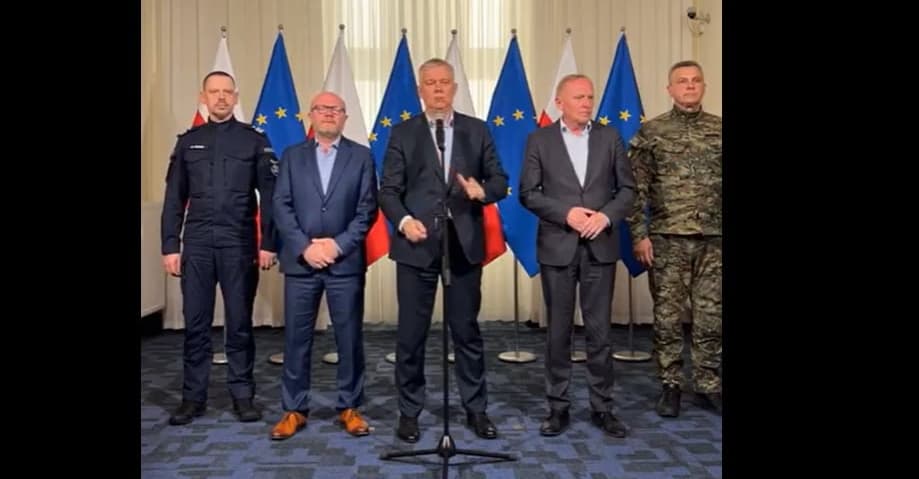 Szef MSWiA na konferencji prasowej ogłasza gotowość kontroli granic