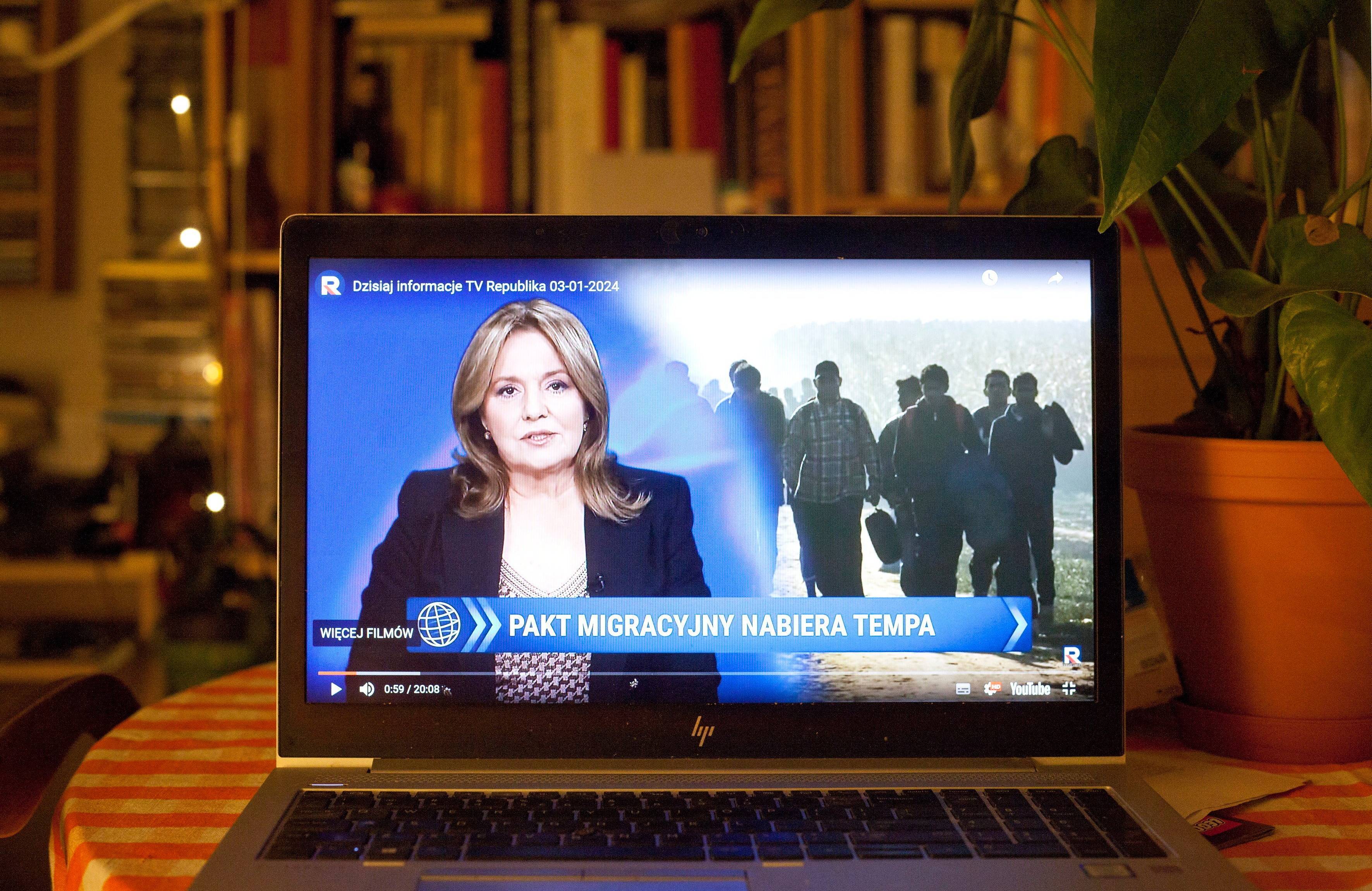 Danuta Holecka na ekranie laptopa wyświetlającym wiadomości telewizji Republika