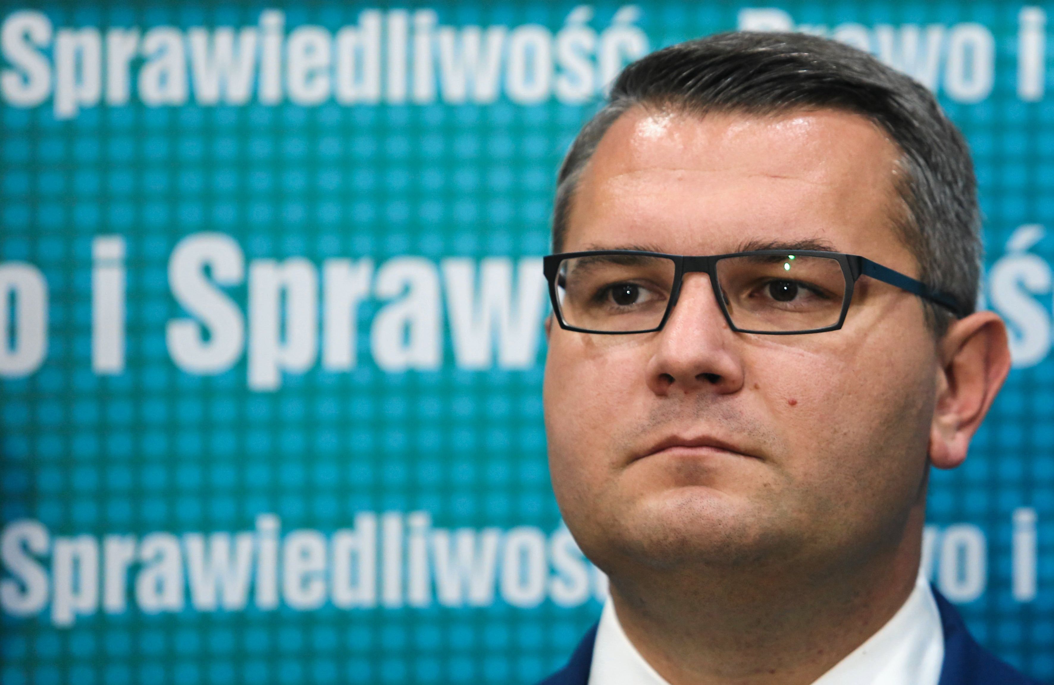 jarosław szlachetka na tle napisów "prawo i sprawiedliwość"