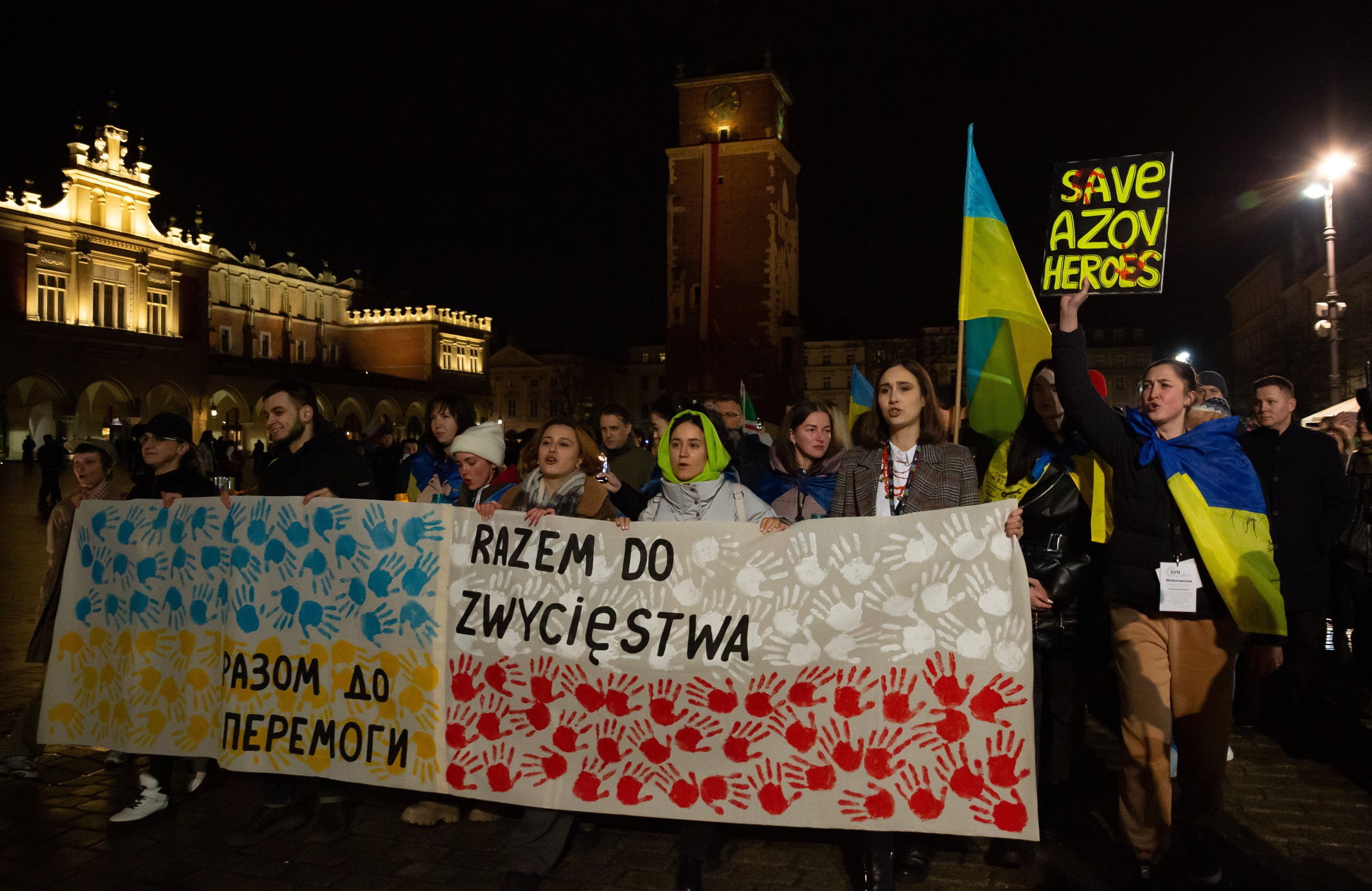 Na zdjęciu widać ludzi z plakatami "Razem do zwycięstwa" w polskim i ukraińskim języku.