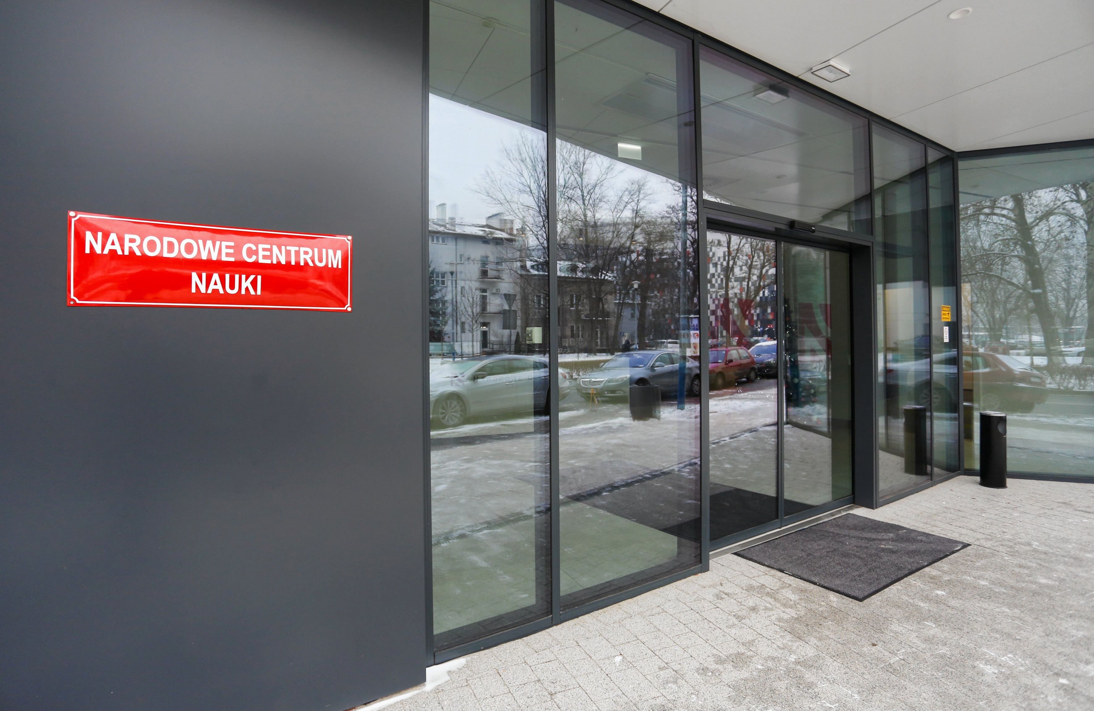 wejście do biurowca narodowego centrum nauki