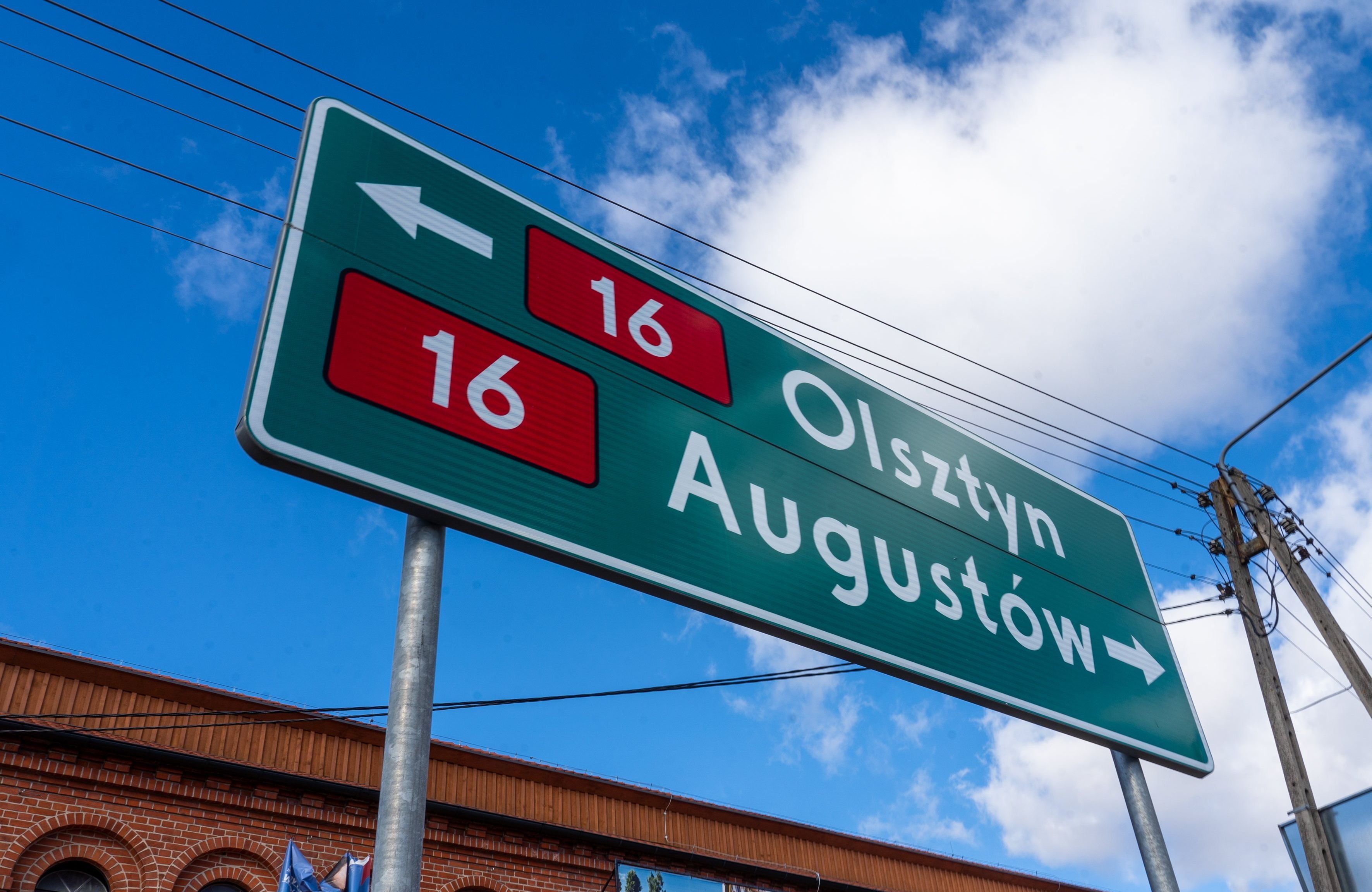 znak drogowy na Olsztyn i Augustów