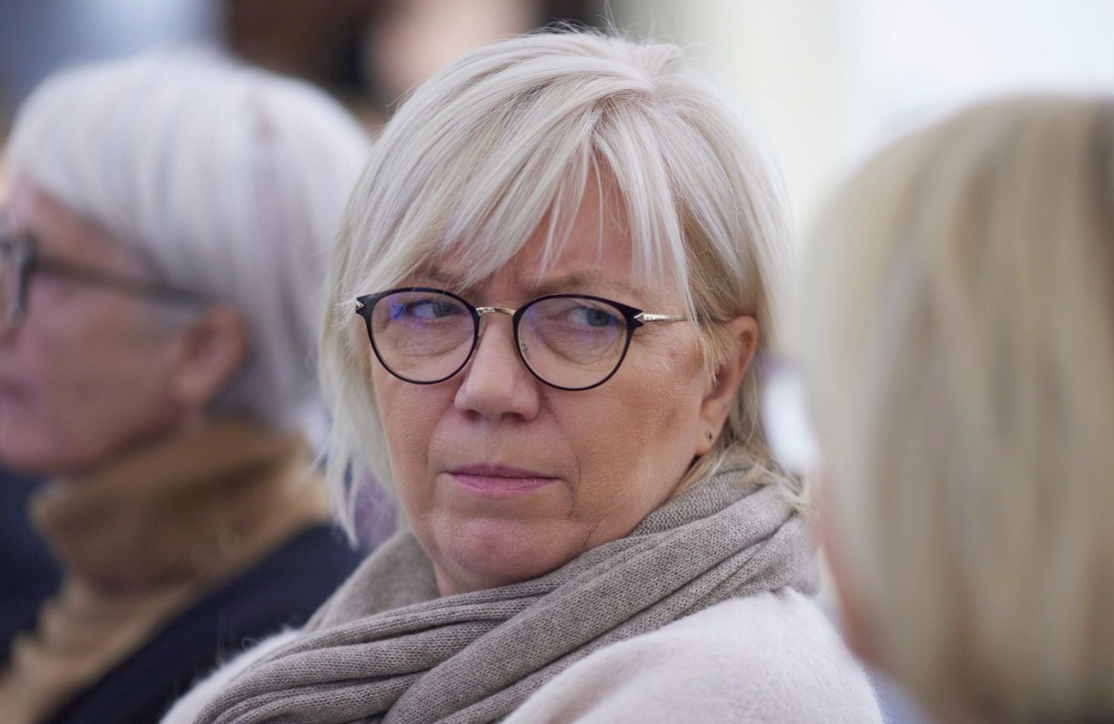 Julia Przyłębska odwraca się do kamery przez lewe ramię i spogląda spod zmarszczonych brwi