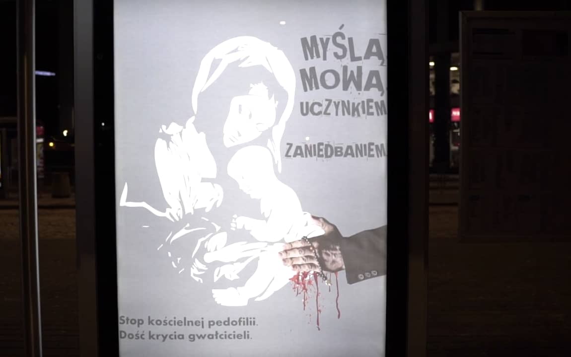 Grafika do artykułu Nocna akcja w Warszawie. Na przystankach zawisły plakaty "Stop kościelnej pedofilii" [ZOBACZ FILM]