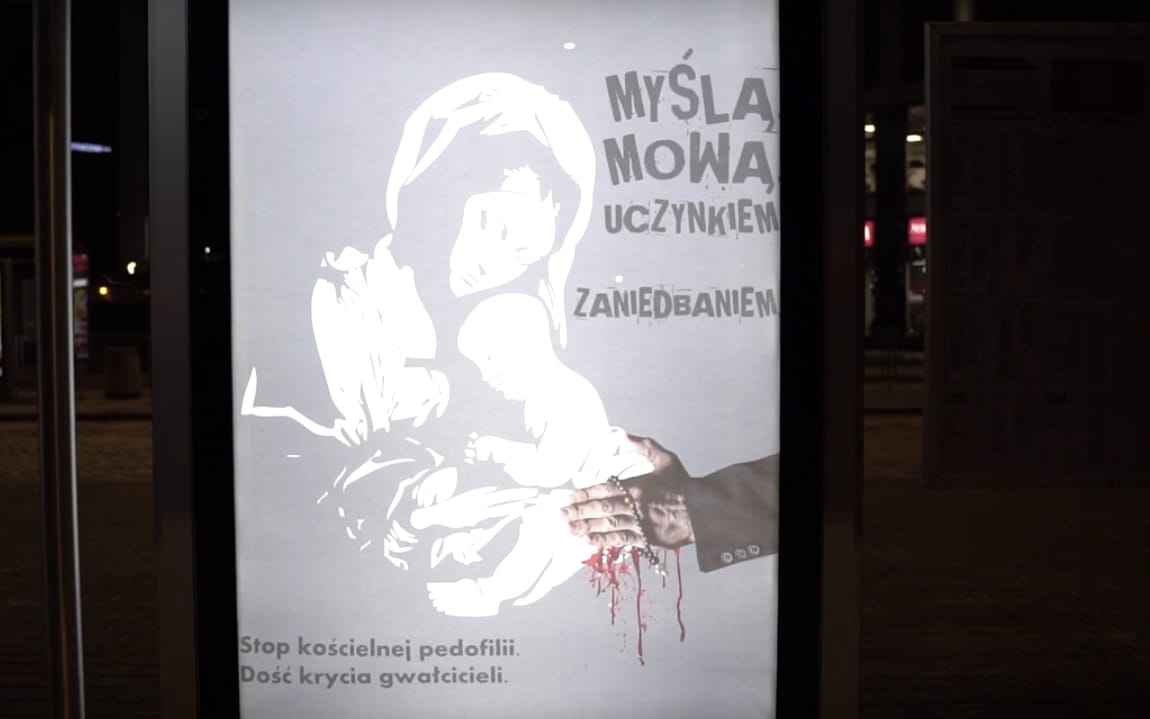 Grafika do artykułu Nocna akcja w Warszawie. Na przystankach zawisły plakaty "Stop kościelnej pedofilii" [ZOBACZ FILM]