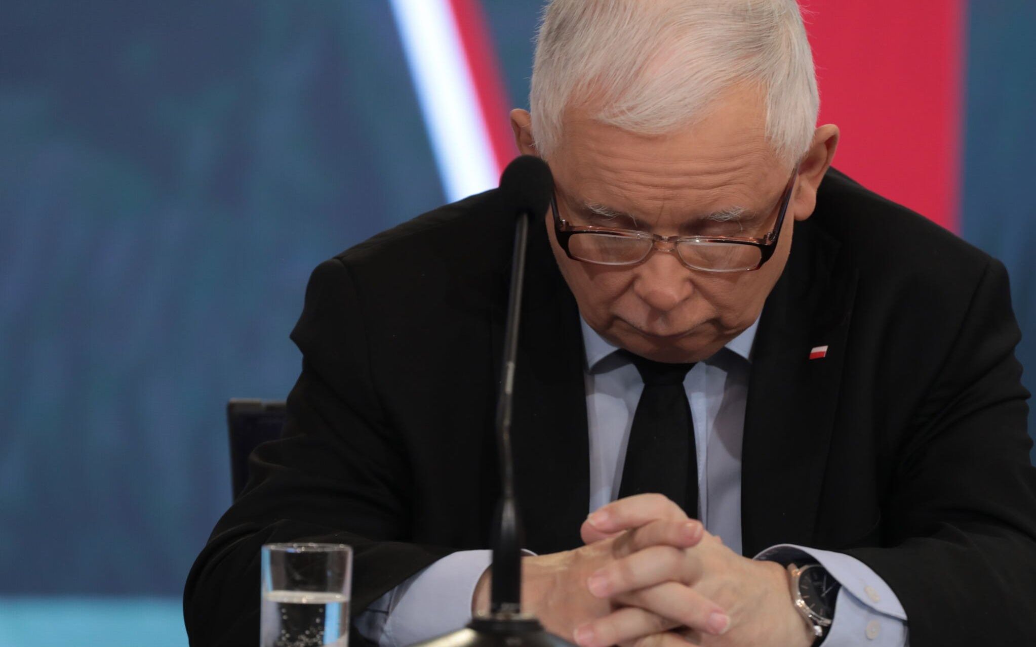 26.10.2021 Warszawa . Prezes partii rzadzacej Jaroslaw Kaczynski przysypia w trakcie wlasnej konferencji prasowej ( minister obrony w rzadzie PiS Mariusz Blaszczak przedstawia zalozenia nowej ustawy o obronie ojczyzny ).
Fot. Slawomir Kaminski / Agencja Wyborcza.pl